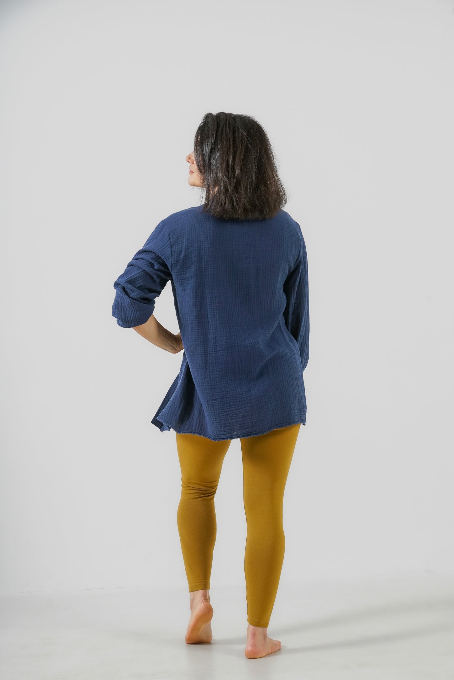 Kimonobluse Prema Navy Blau – Rückansicht, handgenäht im Schwarzwald