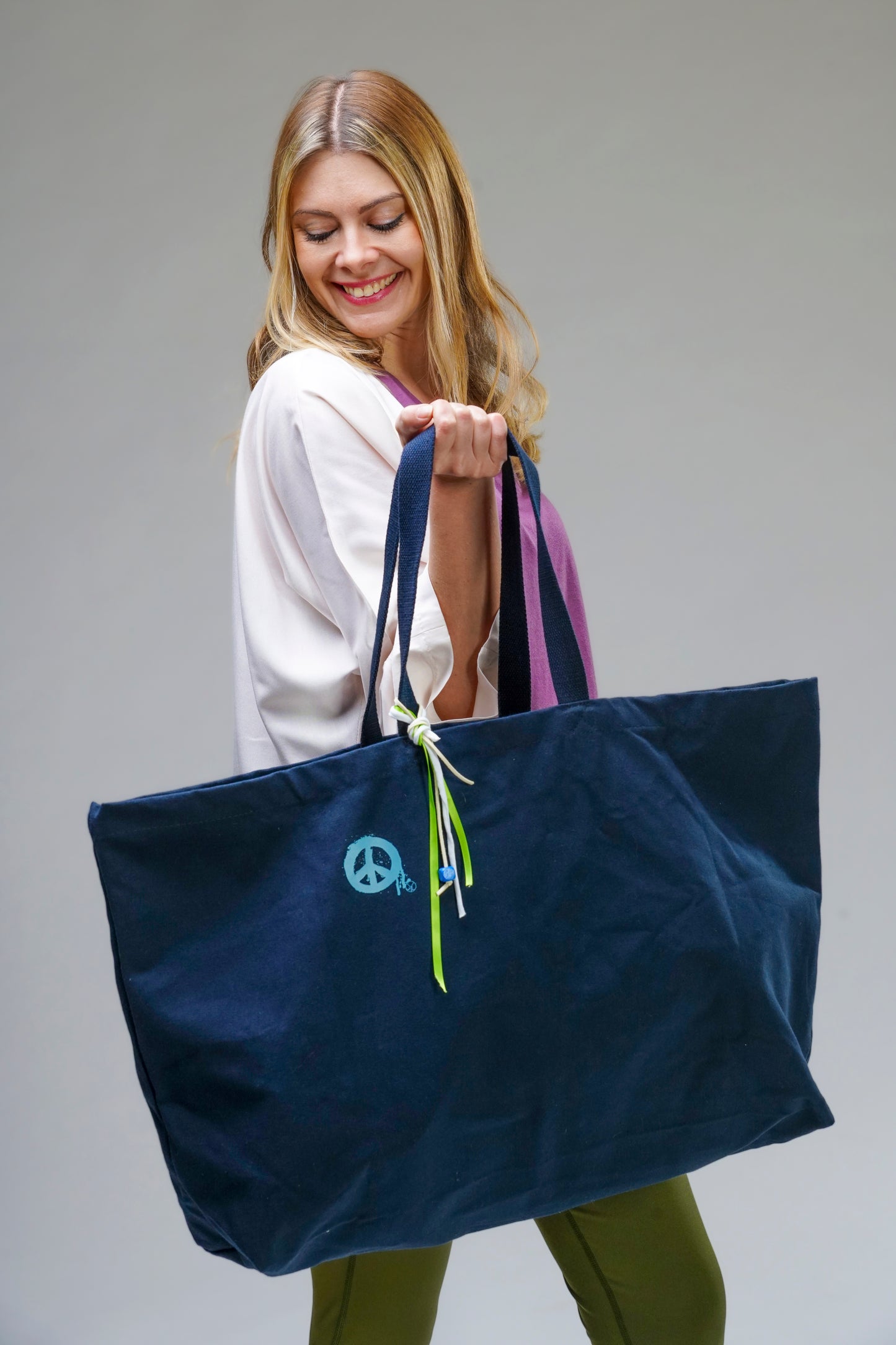 Detailaufnahme der bunten Bändchen und Perlen an der Yoga Tasche – jedes Stück ein Unikat.