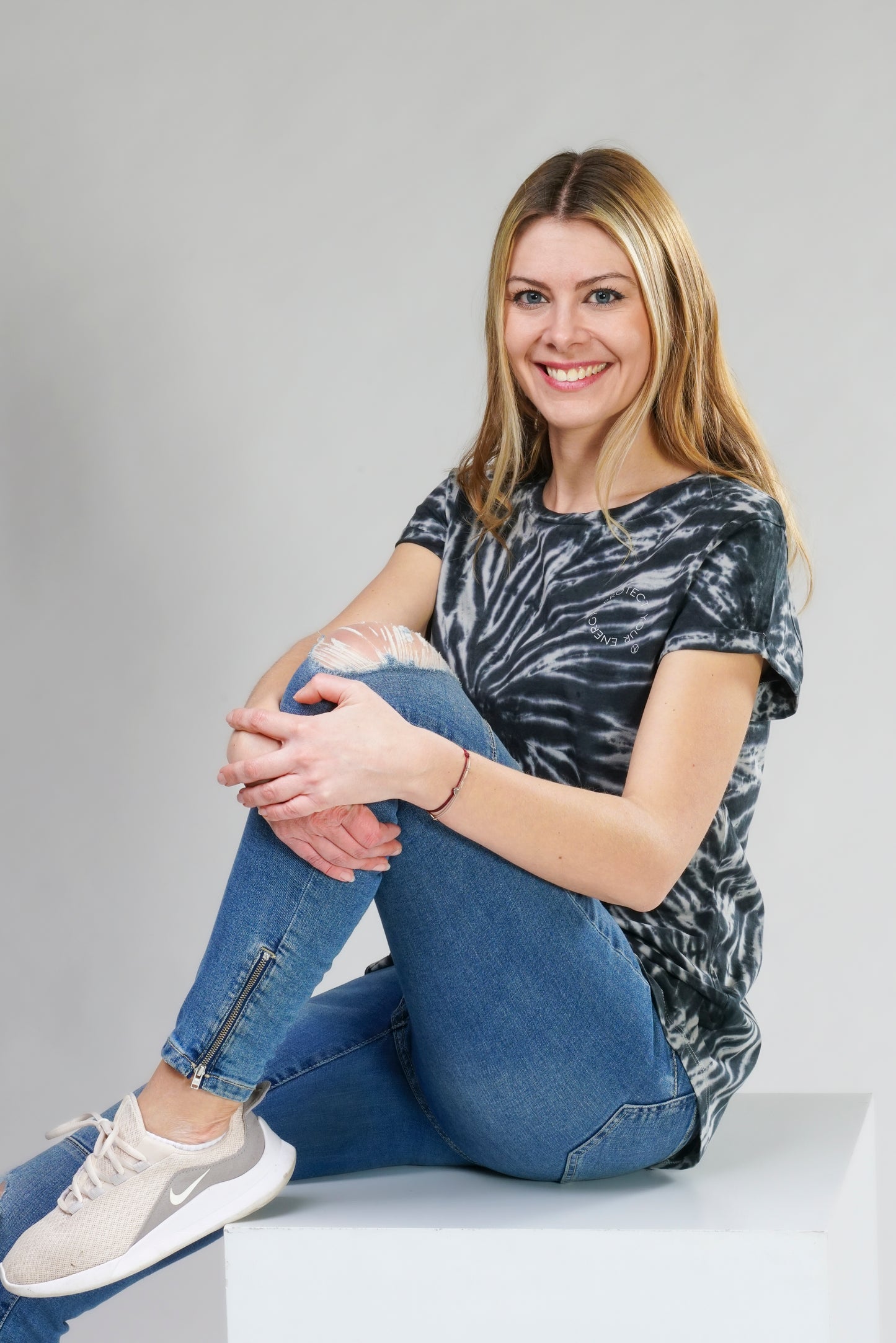 Damen Batikshirt in batikmuster mit „Protect Your Energy“-Print – fair produziert aus 100 % Bio-Baumwolle.ntratith