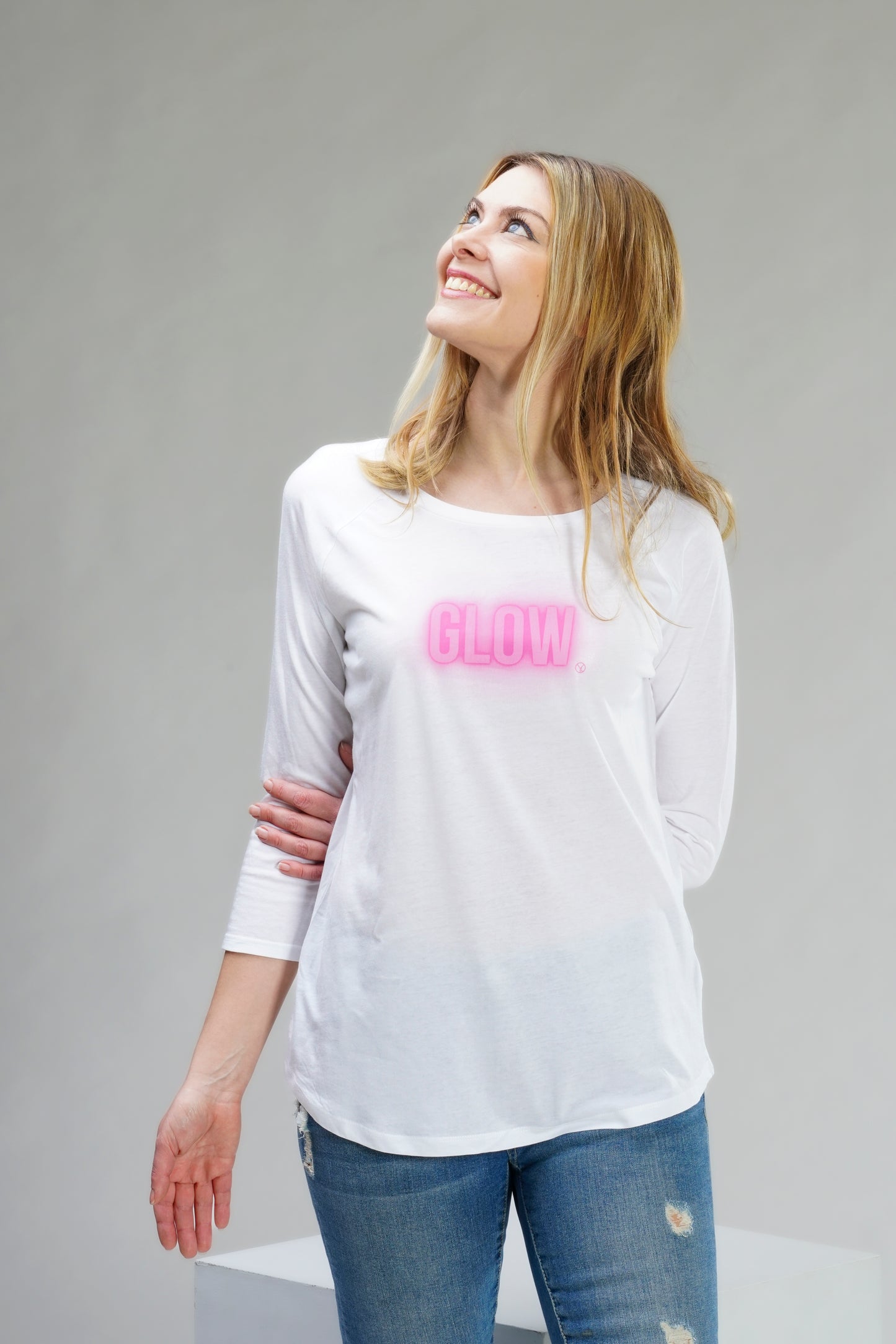 Damen 3/4-Arm Shirt „Glow“ in Weiß mit pinkem Print – fließender Stoff aus TENCEL™ & Bio-Baumwolle.