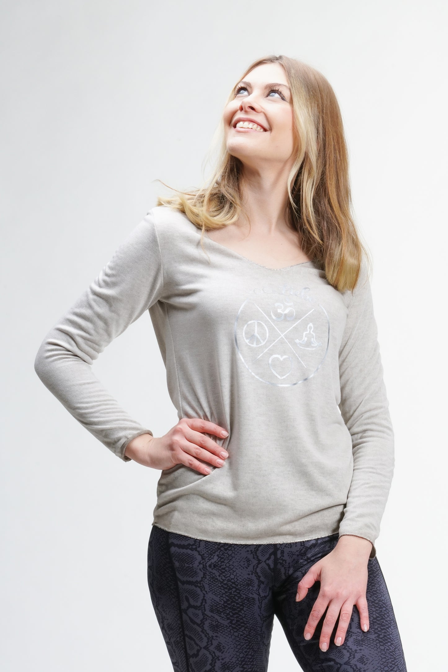 Feinstrick Langarmshirt in Beige – elegantes Yoga-Oberteil für Freizeit & Praxis.