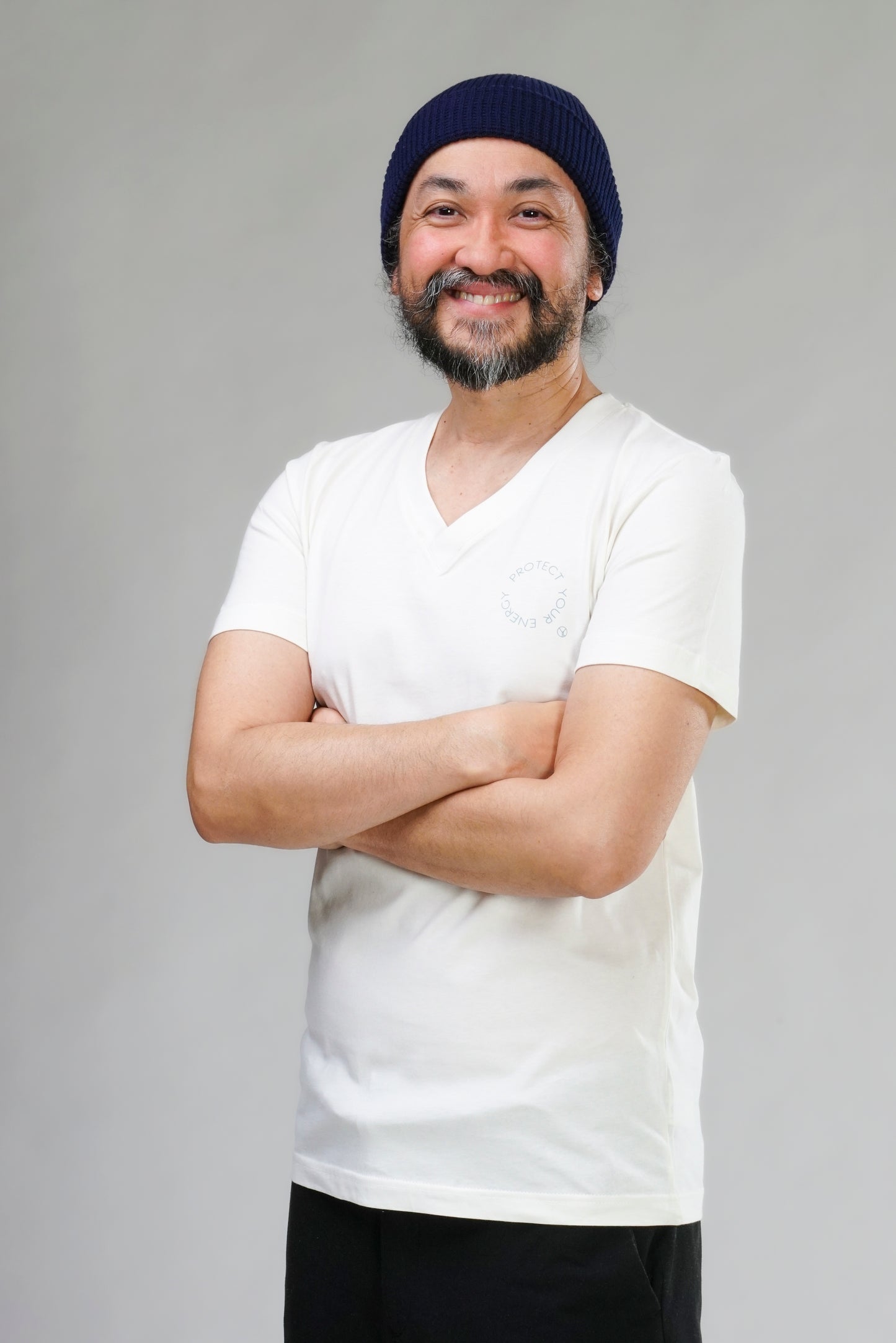 YogiLiebe T-Shirt in Weiß – sportlich, klassisch & mit dezentem Logo-Print am rechten Ärmel.