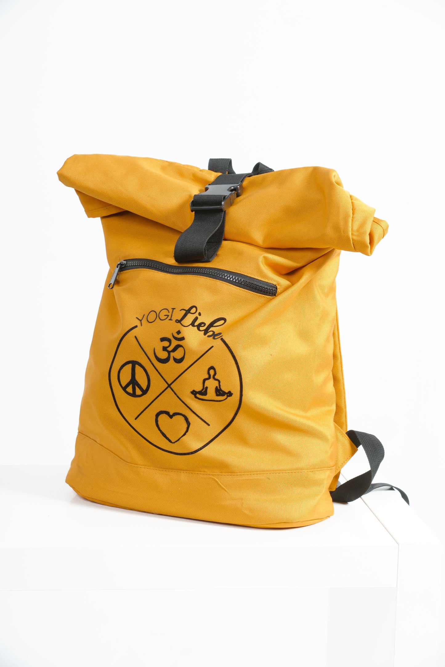 Roll-up Yoga Rucksack von YogiLiebe in Senfgelb – mit Logo-Druck & Matte an der Front befestigt.