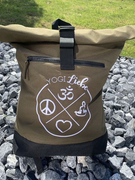 Detailansicht der Klickverschlüsse und Frontklappe – Yogamatte sicher fixiert für den Transport.