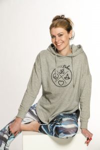 Oversize Damen Hoodie in Hellgrau mit schwarzem YogiLiebe Print – locker, leicht & gemütlich für Alltag & Yoga.