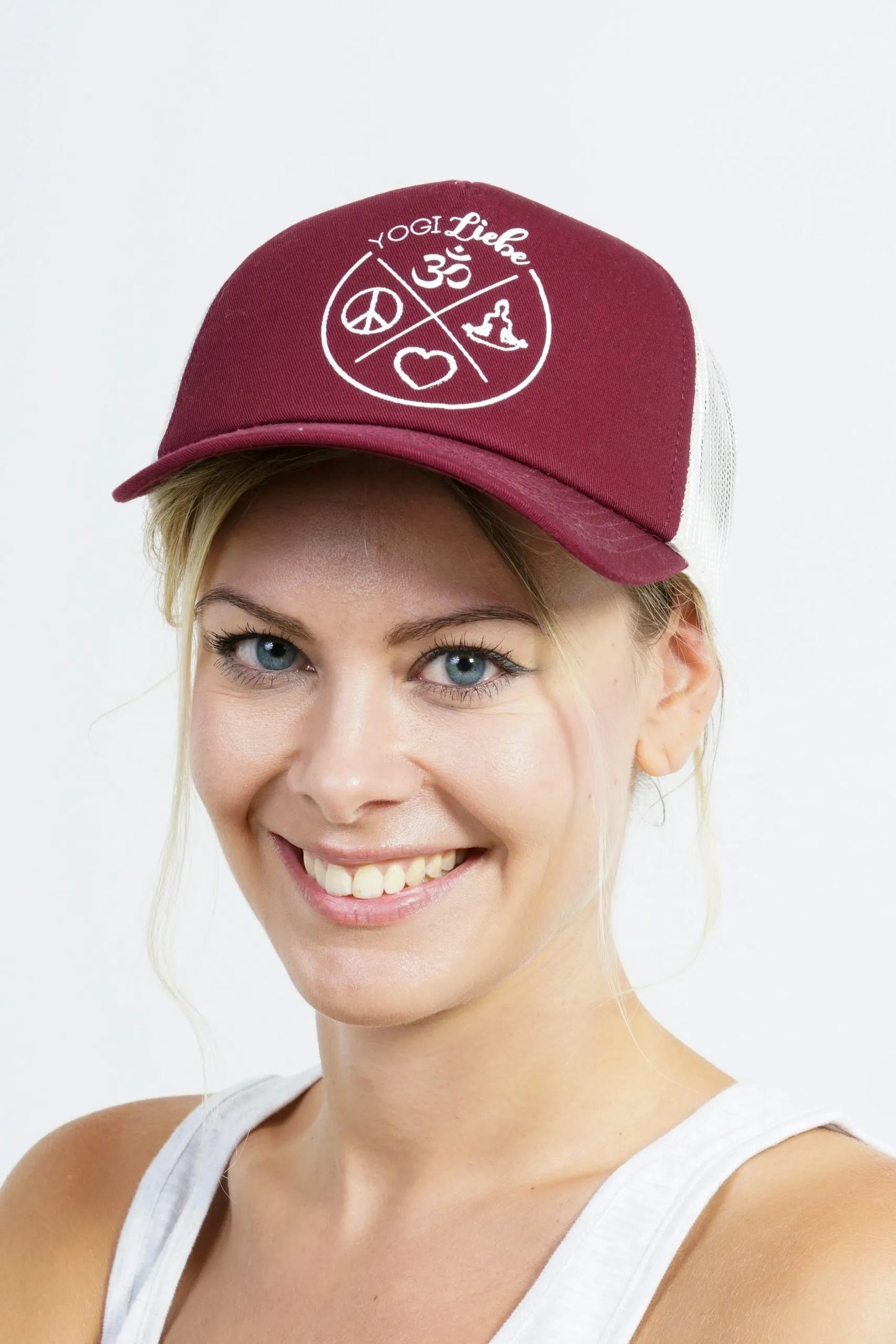 Unisex Cap in Burgundy mit YogiLiebe Logo – leicht, atmungsaktiv & perfekt für Yoga & Freizeit.