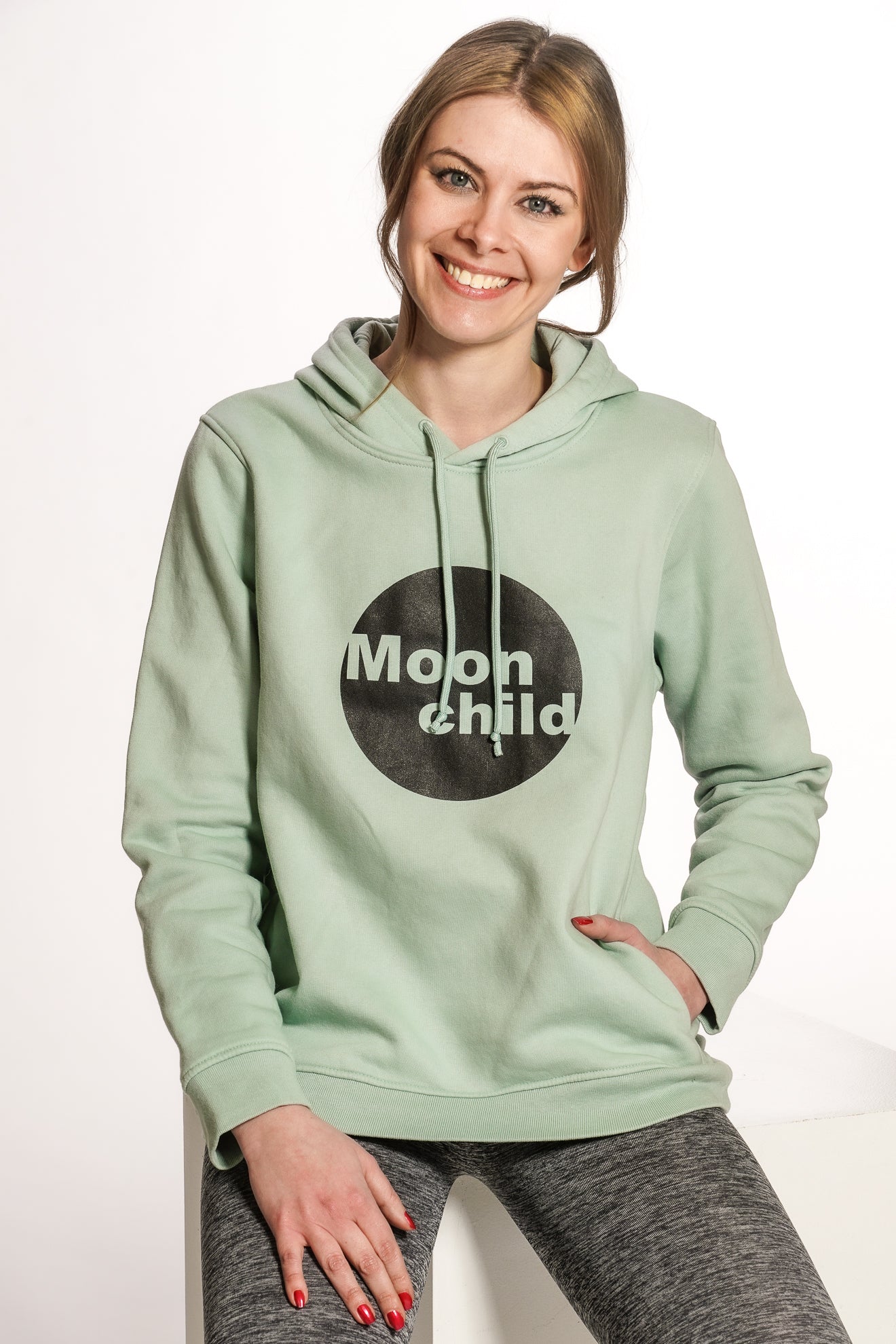 Moonchild Damen Hoodie in salbei – mit schwarzem Print & kuscheliger Innenseite aus Fleece.