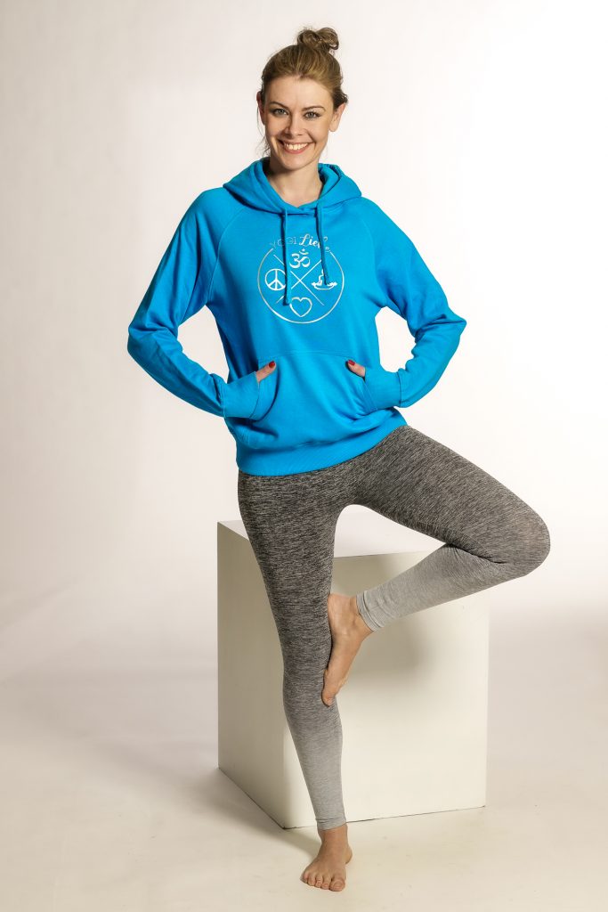 Damen Yoga Hoodie mit silbernem YogiLiebe-Druck – weich, nachhaltig & kraftvoll.