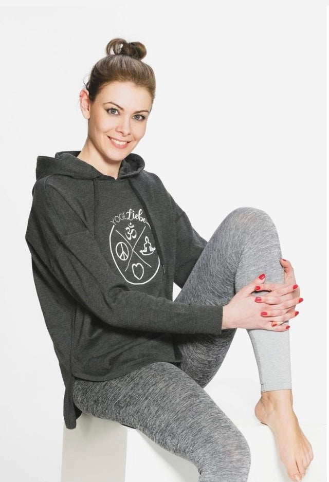 Oversize Damen Hoodie in Dunkelgrau mit weißem YogiLiebe Print – locker, leicht & gemütlich für Alltag & Yoga.