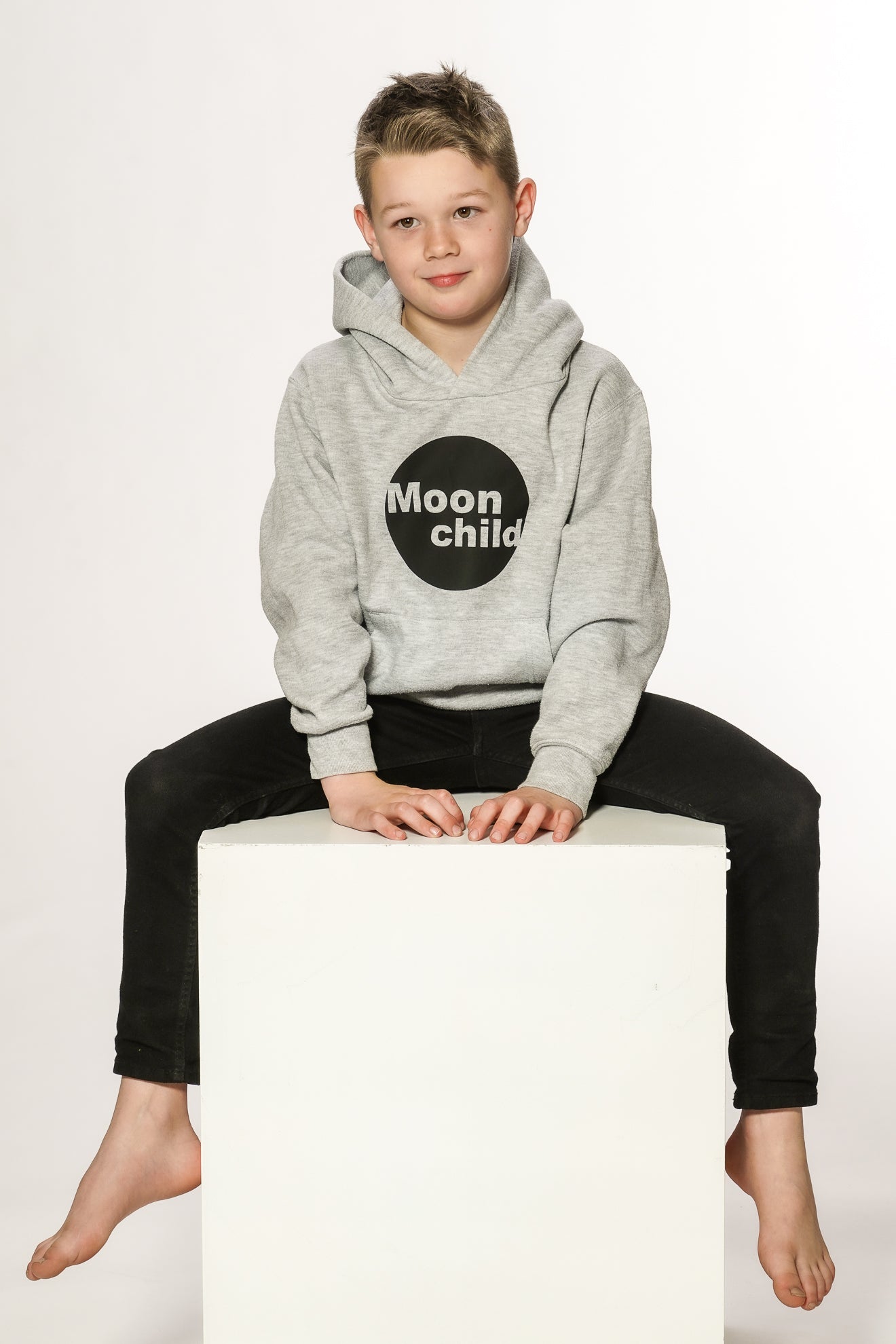 Kinder-Yogi trägt den Moonchild Kapuzenpullover – nachhaltig & bequem für jede Jahreszeit