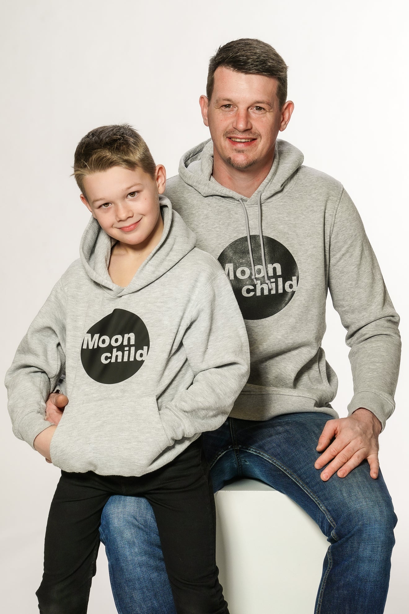 Moonchild Herren Hoodie in Grau – mit schwarzem Print, doppellagiger Kapuze & Kängurutasche.