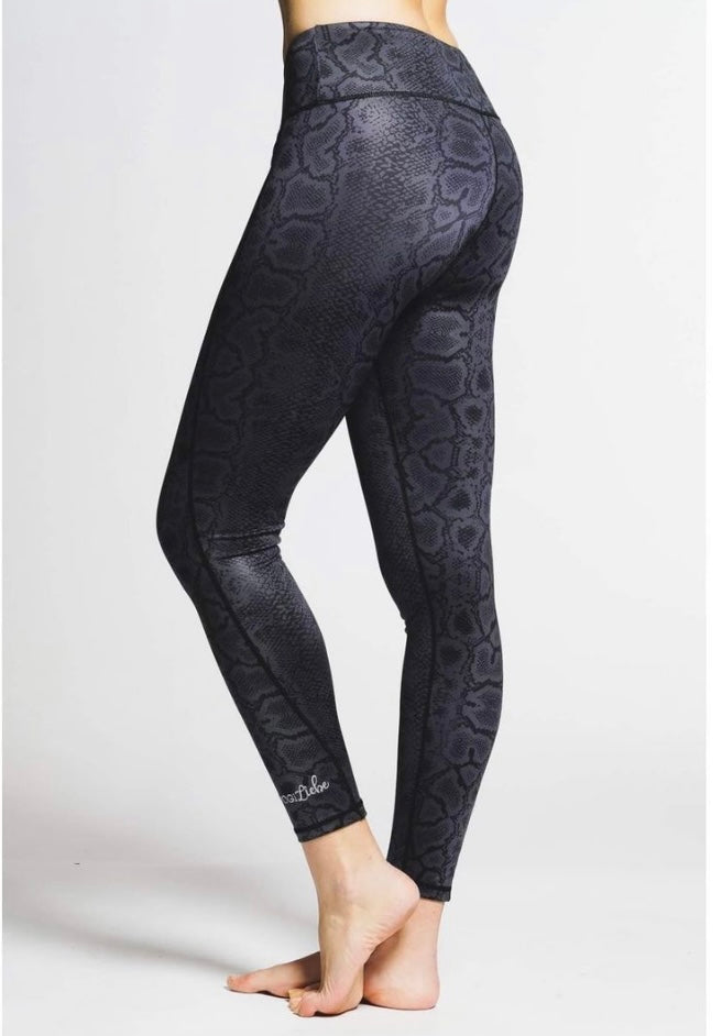 YogiLiebe Yoga Legging „Snake“ in Schwarz-Grau – figurformend, blickdicht & mit Schlangenmuster.