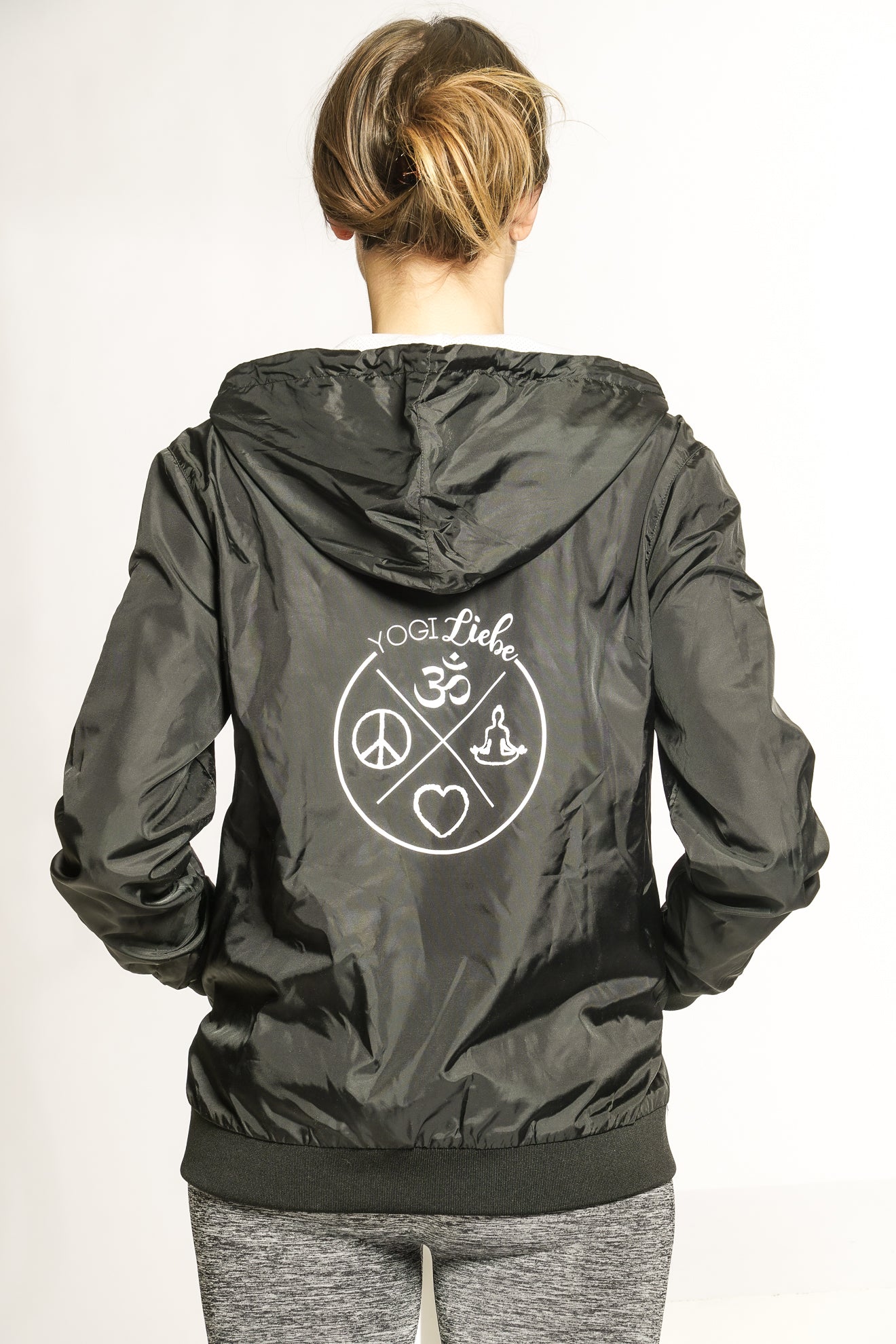 Detailansicht der breiten Ärmelbündchen – elastisch & praktisch im Alltag.