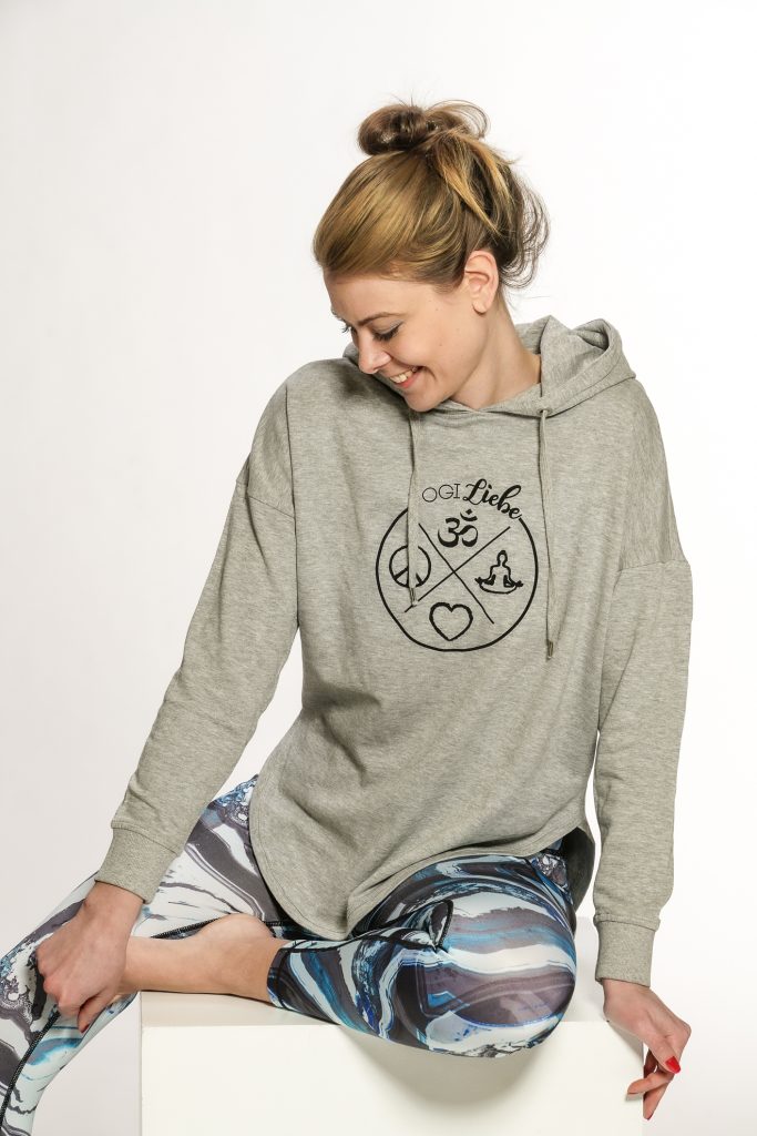 Model trägt den YogiLiebe Hoodie mit Tunnelzugkapuze – lässiger Oversize Fit mit sportlichem Look.