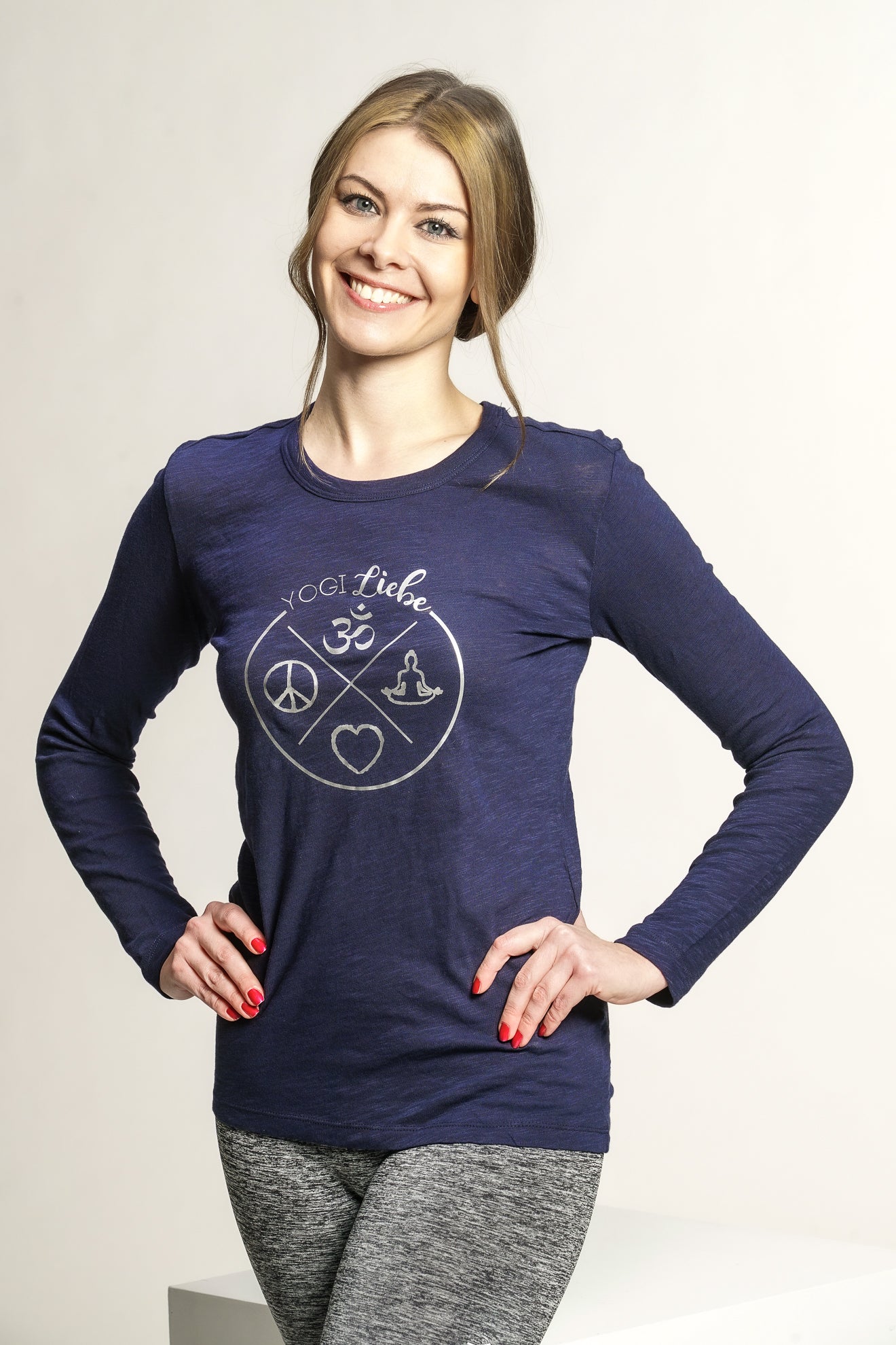 Yoga Langarmshirt „YogiLiebe“ in Blau mit goldener Brustprint – fair produziert aus 100 % Bio-Baumwolle.