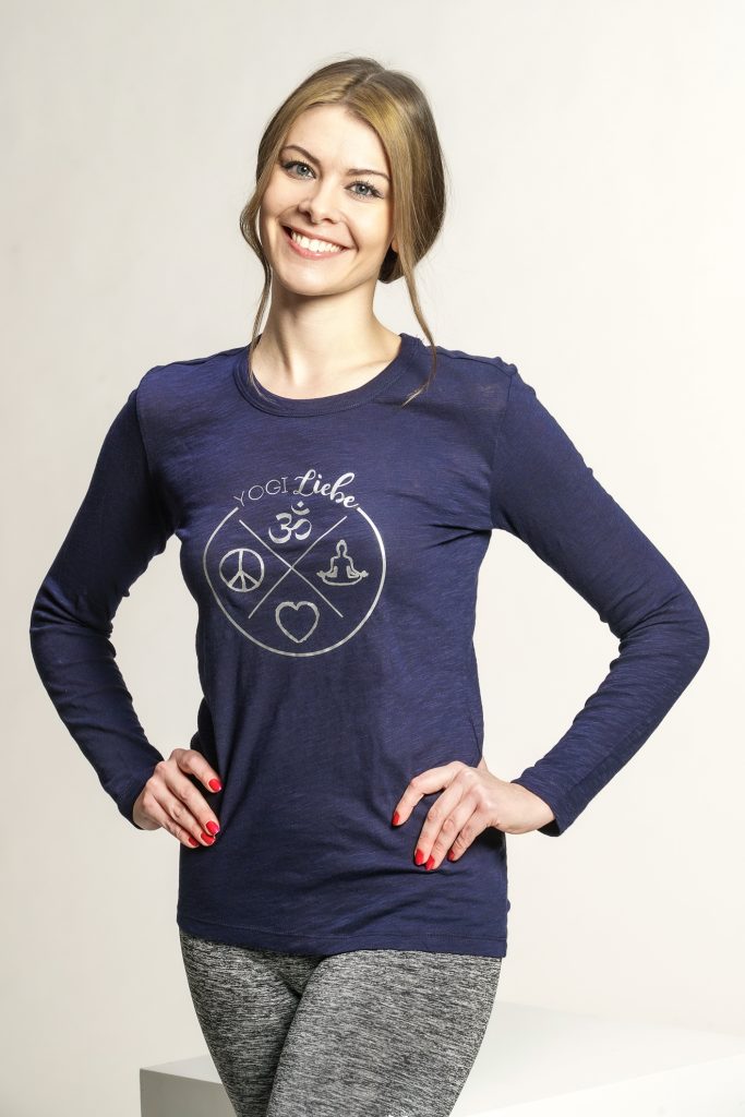 Model trägt das blaue YogiLiebe Longsleeve – feminin geschnitten, weich & atmungsaktiv.