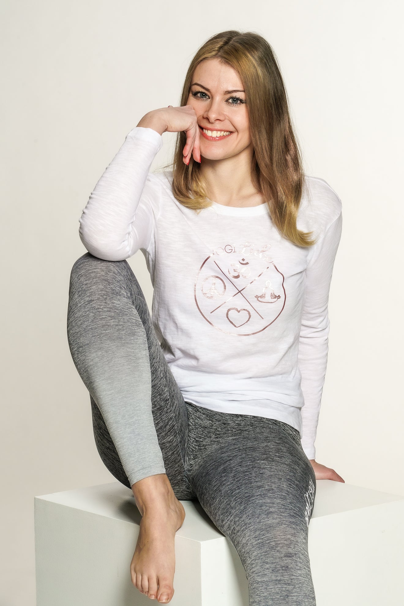 Langarmshirt weiss kombiniert mit Jeans – modernes, nachhaltiges Yoga-Outfit für Alltag & Freizeit.