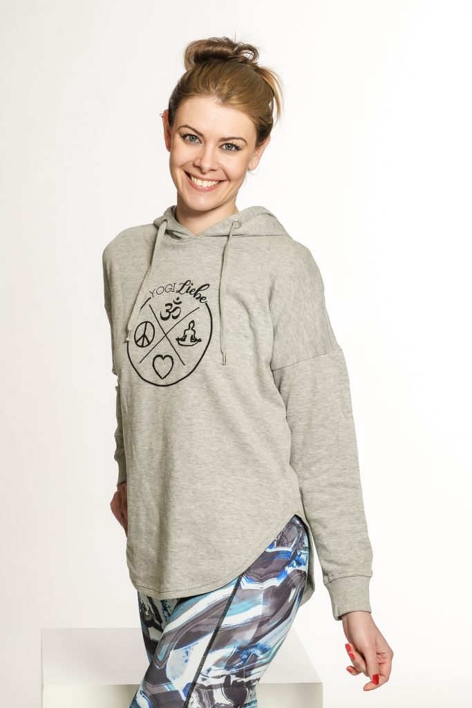 Yoga Oversize Hoodie in der Übergangszeit um die Hüfte gebunden – stylisch & funktional.