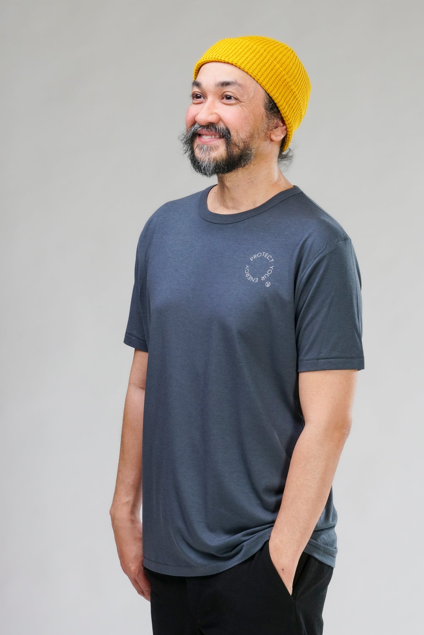 Rückansicht des Bambus-Viskose-Shirts „Protect Your Energy“ – sportlich, schlicht und umweltfreundlich gefertigt.