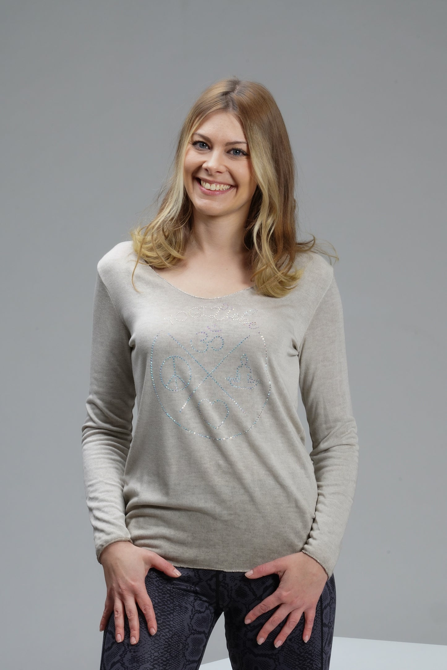 Damen Feinstrick Shirt in beige mit Strass in zartem Design – silberne Akzente, leicht & elegant kombinierbar.