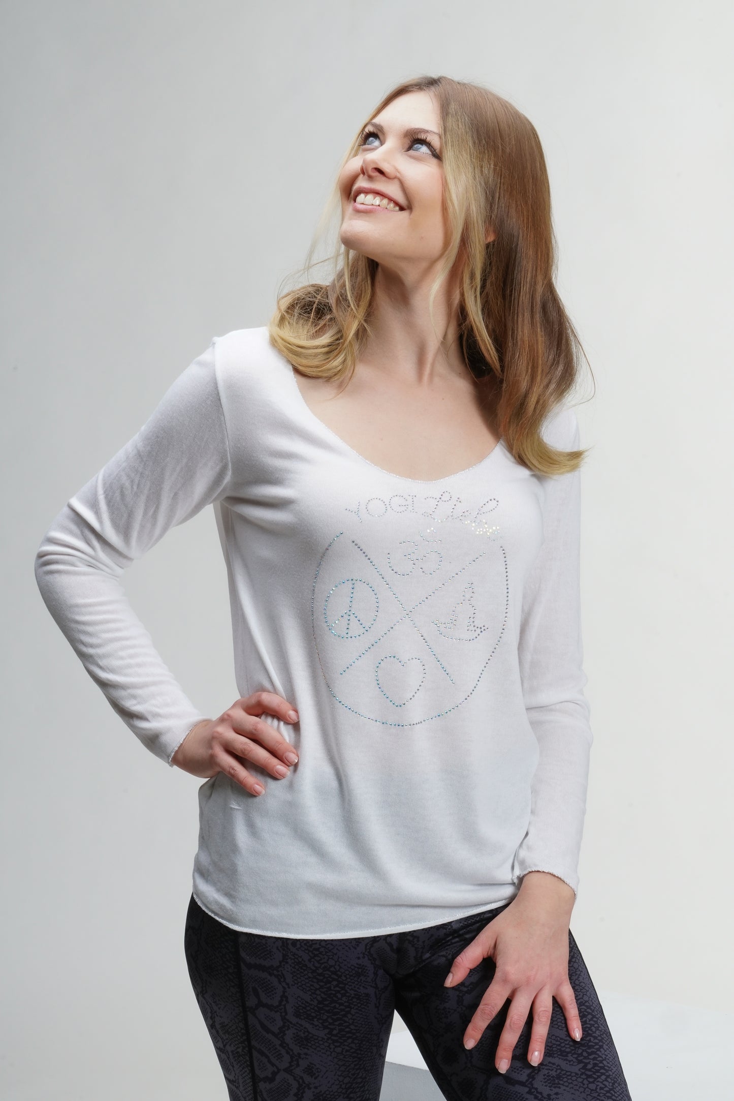 Detailaufnahme der Strass-Applikationen – dezentes Funkeln für deinen Yoga- & Alltagslook.