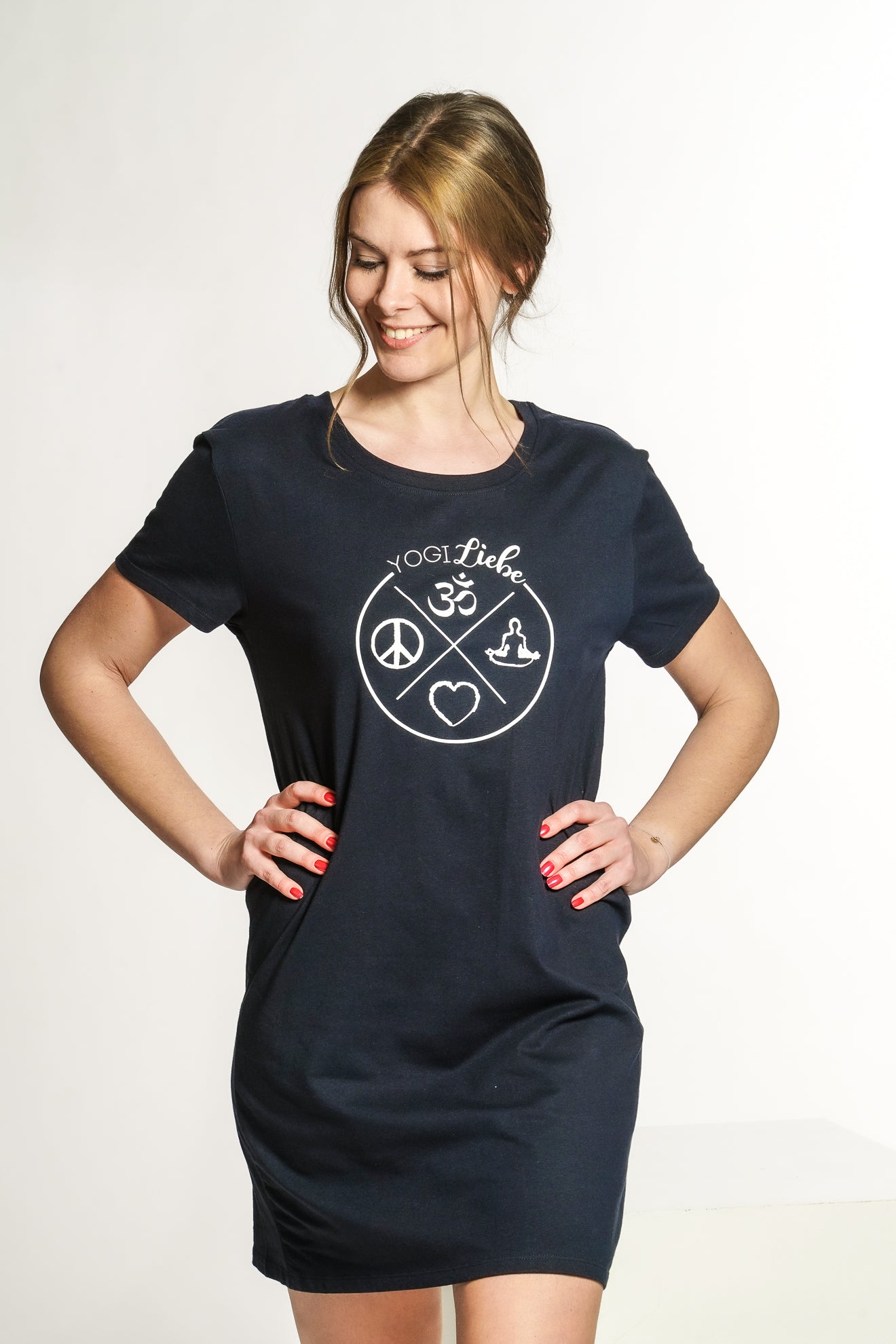 Model trägt das gerade geschnittene YogiLiebe Kleid – minimalistisch, luftig & achtsam.