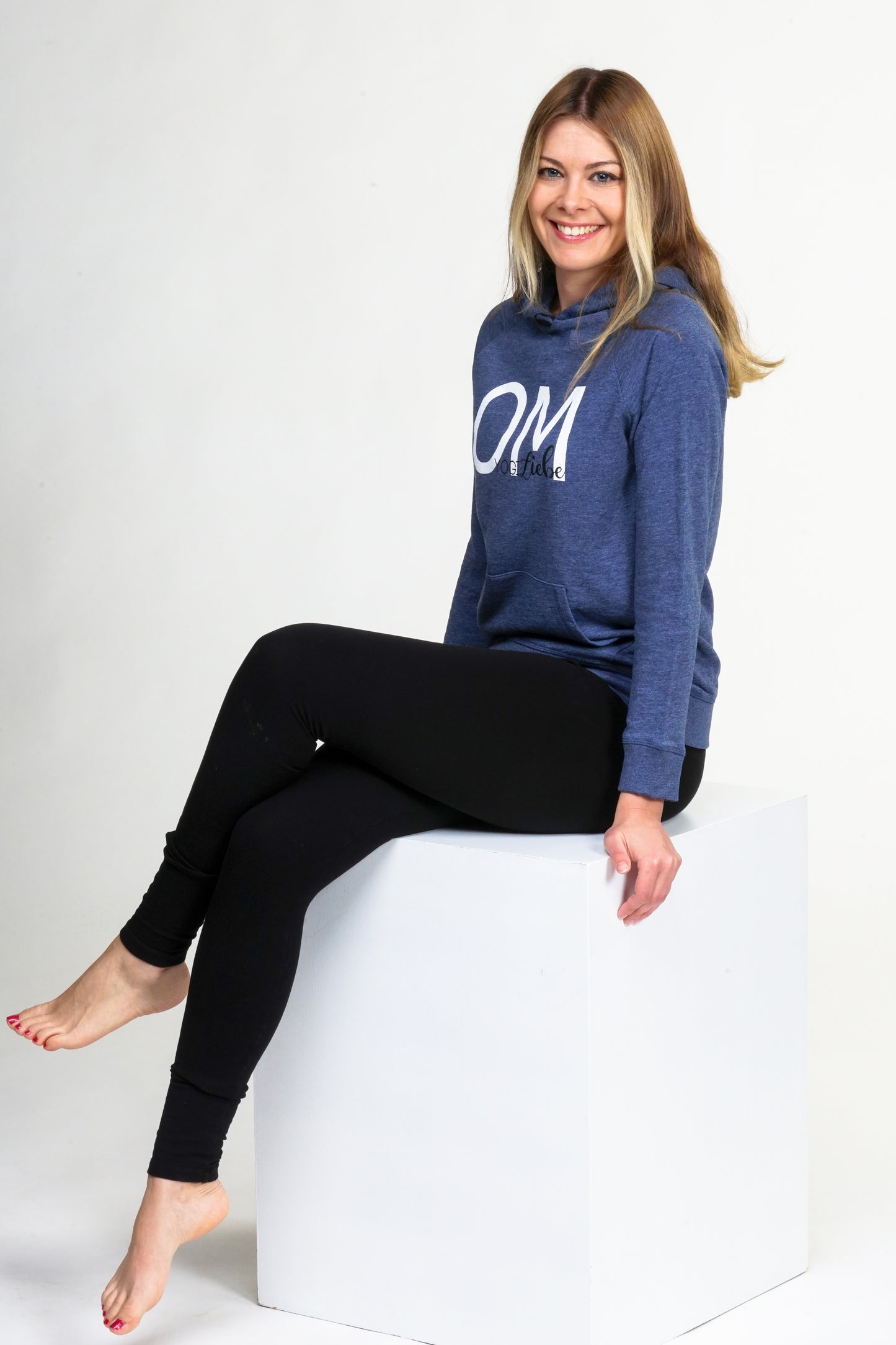 Rückansicht des Damen Hoodies – Kapuze mit Tunnelzug & sportlich-lässiger Schnitt.