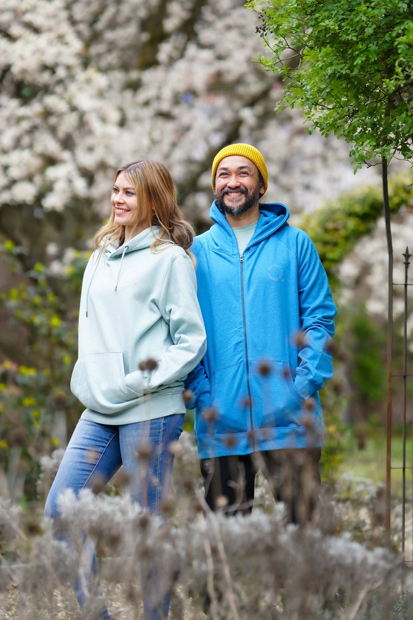 Rückansicht der blauen Sweatjacke für Herren – nachhaltig gefertigt aus Bio-Baumwolle und recyceltem Polyester.