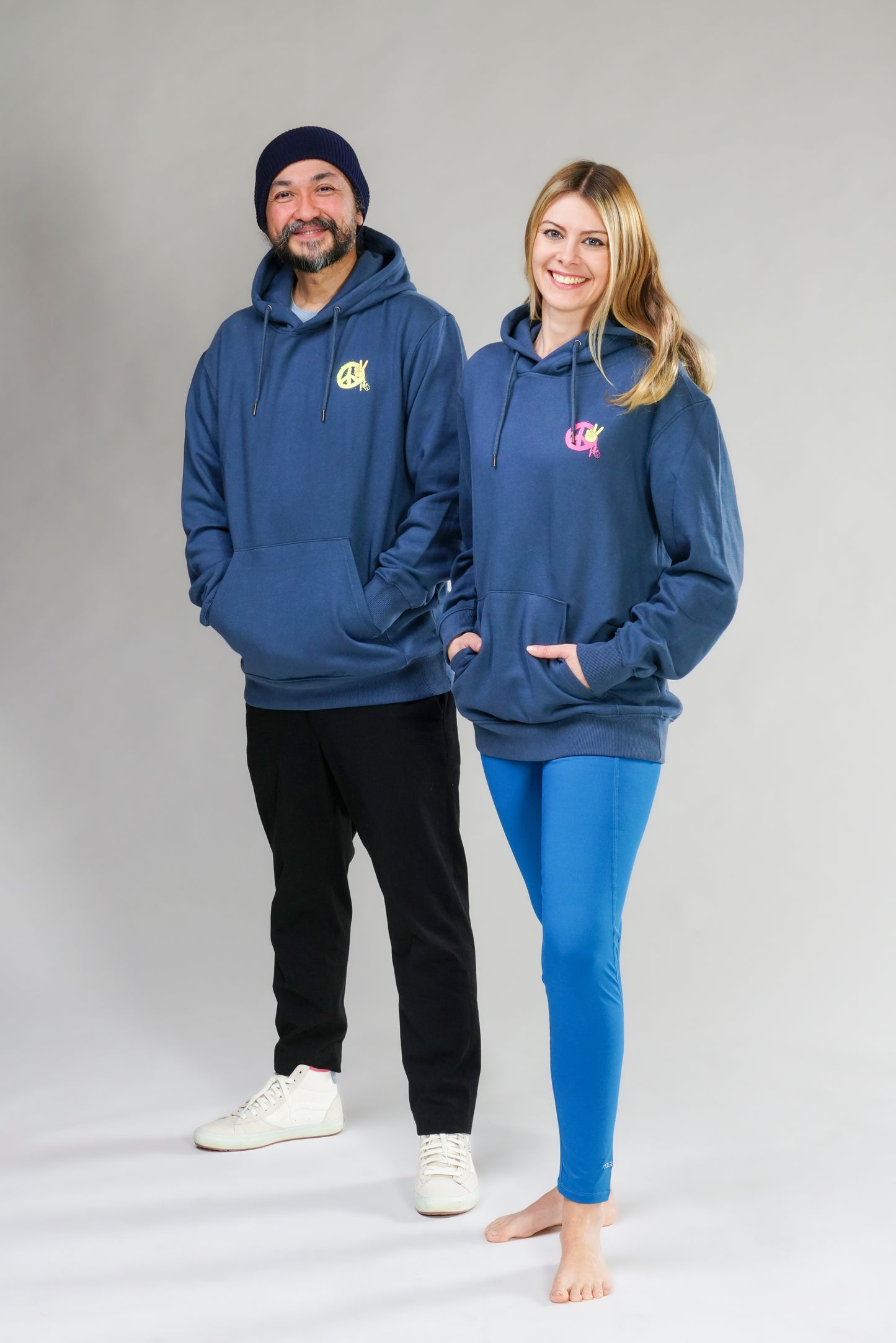 Herren Hoodie „Peace“ in Denimblau – lässiger Unisex-Look mit Kapuze, Kängurutasche und gelbem Peace-Print auf der Brust.