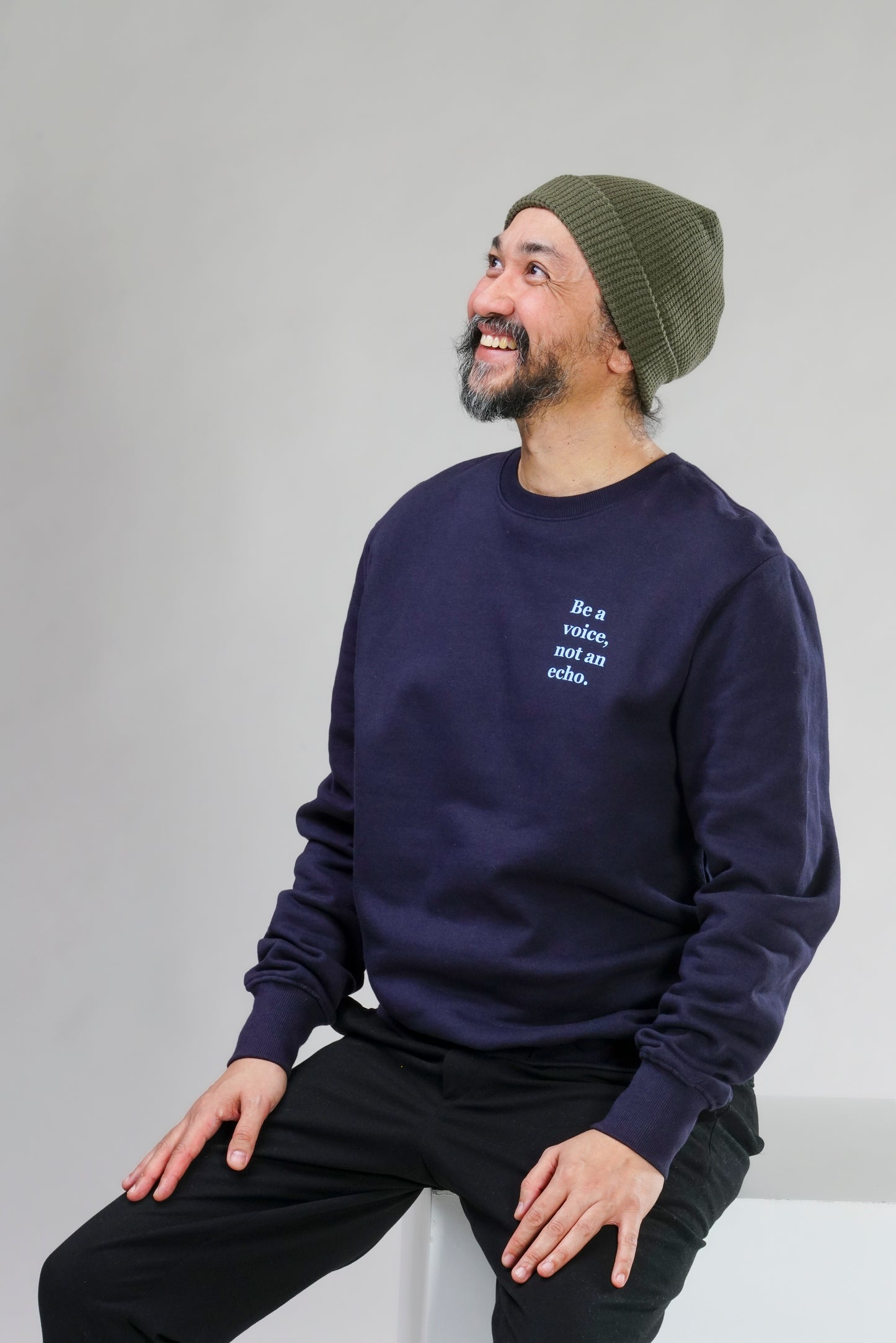 Model trägt das navyblaue Herren Sweatshirt „Voisce“ locker übergezogen – sportlich, weich & nachhaltig aus Bio-Baumwolle gefertigt.