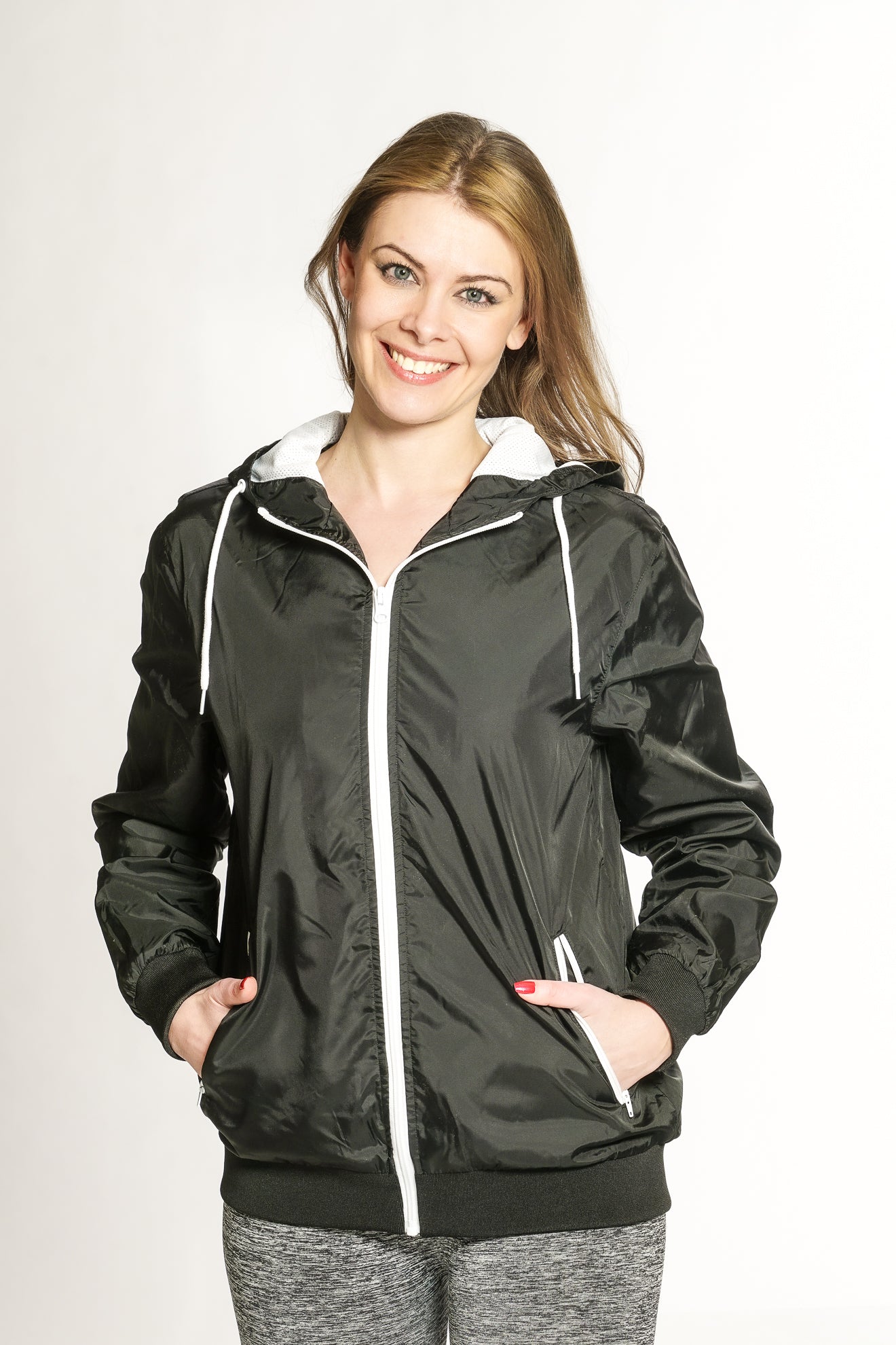 YogiLiebe Damen Windbreaker in Schwarz – mit weißem Reißverschluss & Kapuzenkordel.