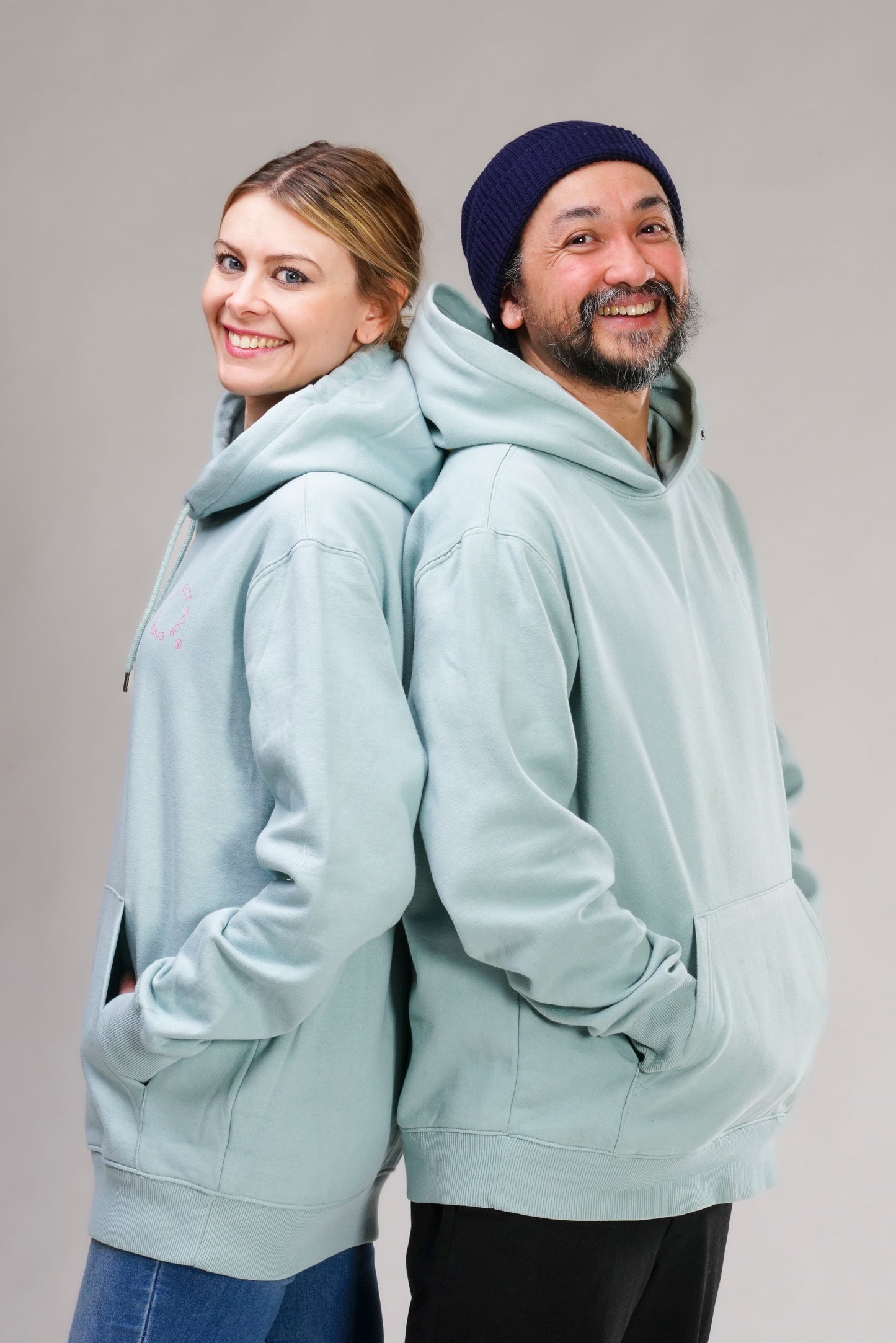 Rückansicht des mintfarbenen Damen Hoodies mit Kapuze – lässiger Unisex-Schnitt & kuschelige Fleece-Innenseite.