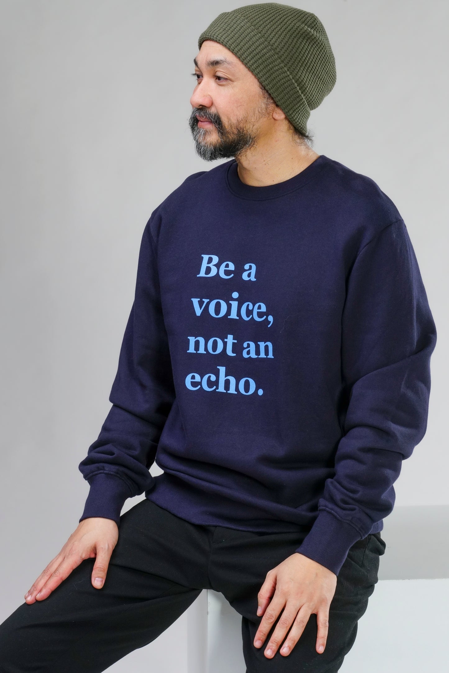 Unisex Sweatshirt „Voisce“ aus 100 % Bio-Baumwolle – fair produziert, kuschelig weich & CO₂-neutral. Für Damen & Herren, Yoga & Alltag. Jetzt bei YogiLiebe!