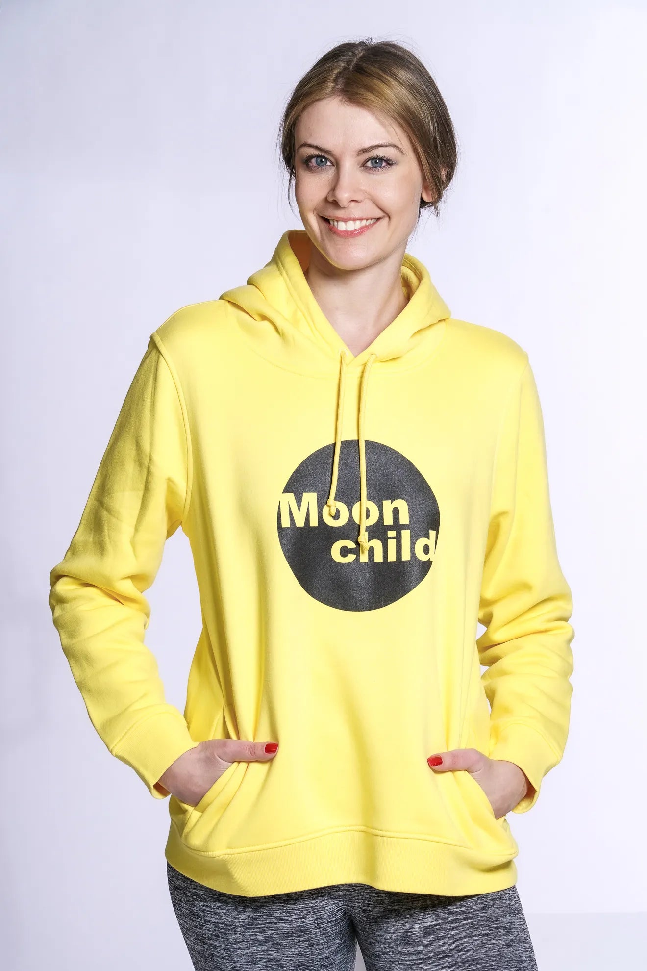 Moonchild Damen Hoodie in Gelb – mit schwarzem Print & kuscheliger Innenseite aus Fleece.
