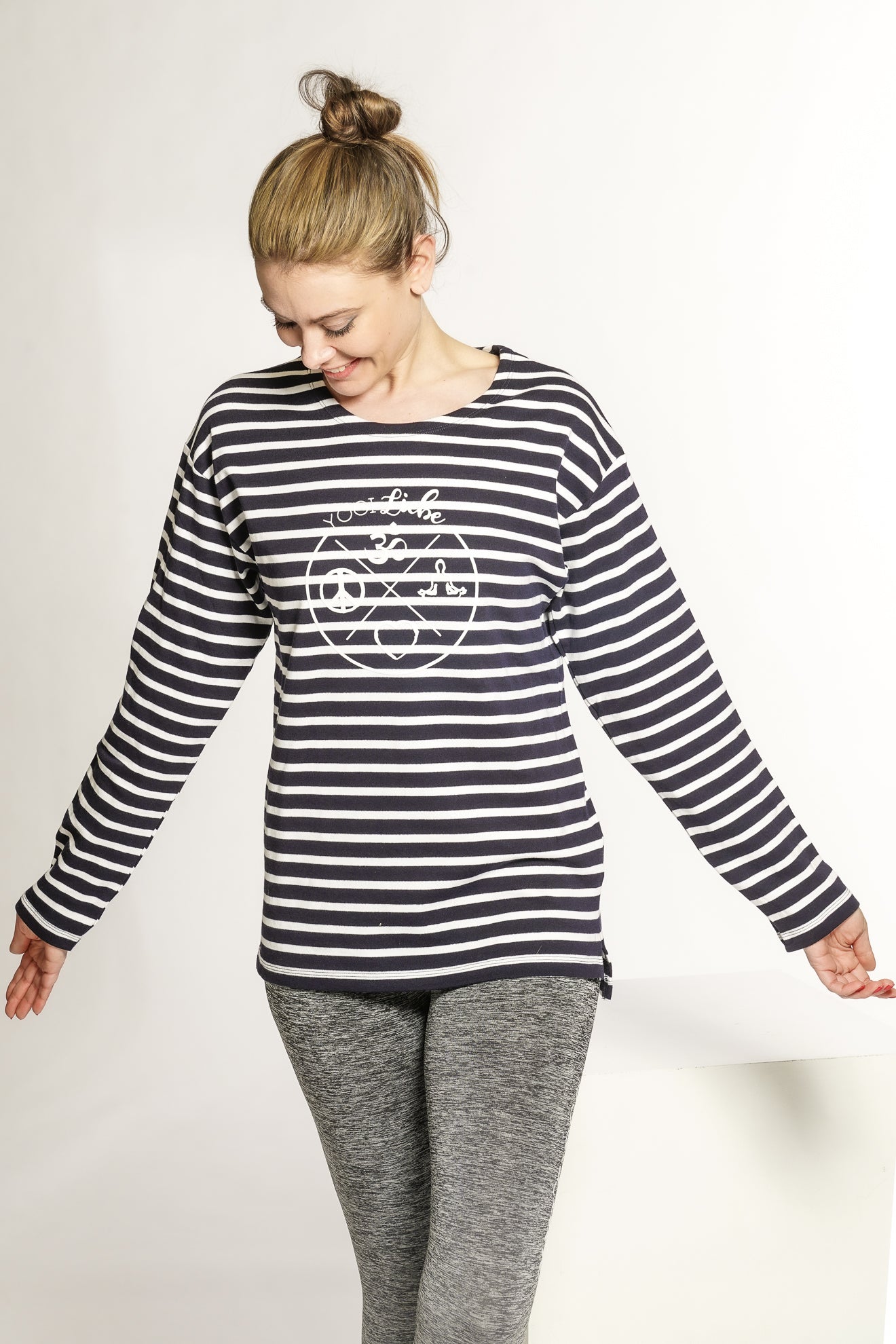 Oversize Shirt „YogiLiebe“ mit Streifen – klassischer Marine-Look aus zertifizierter Bio-Baumwolle.