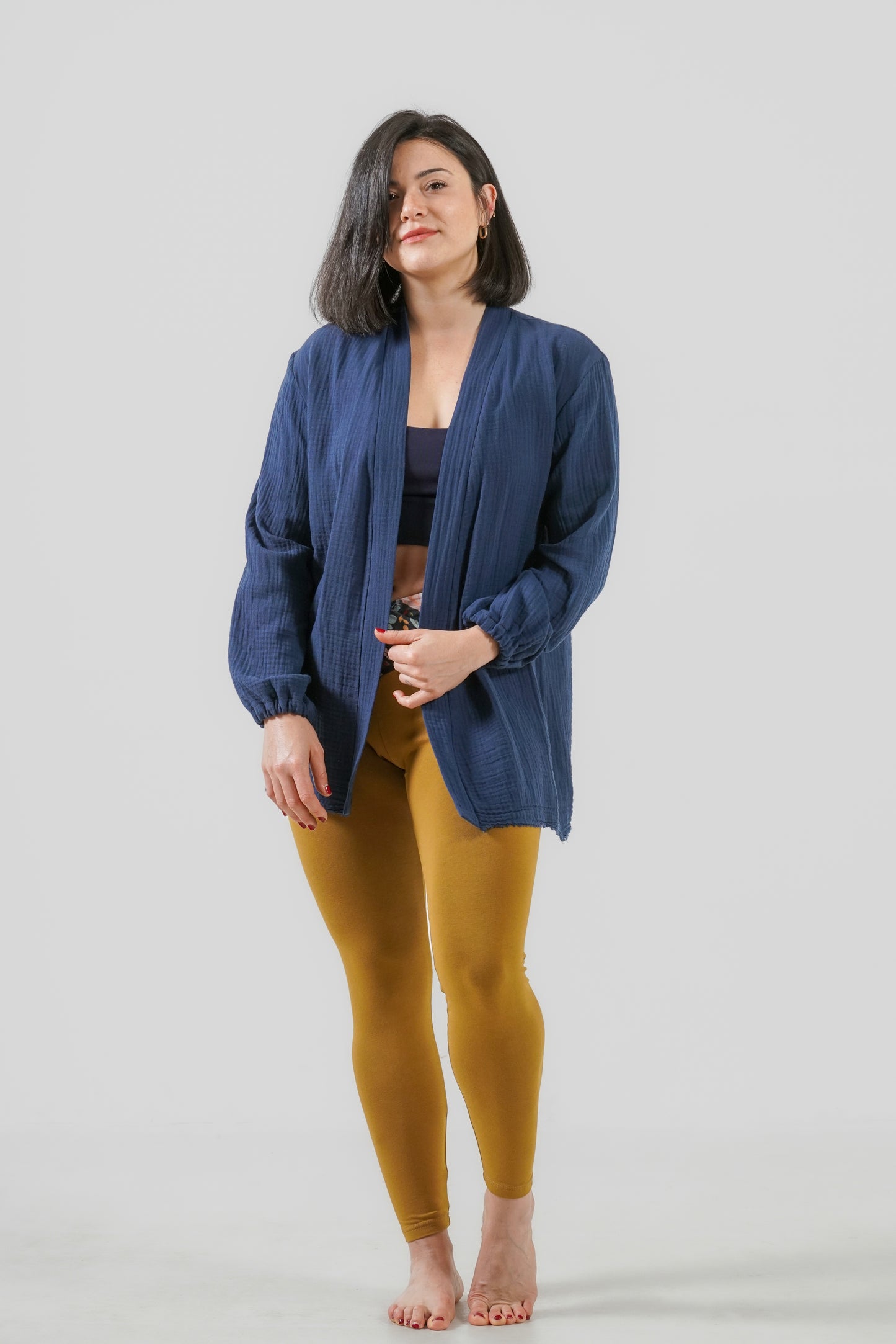 Kimonobluse Prema Navy Blau getragen – Musselin aus GOTS-zertifizierter Bio-Baumwolle