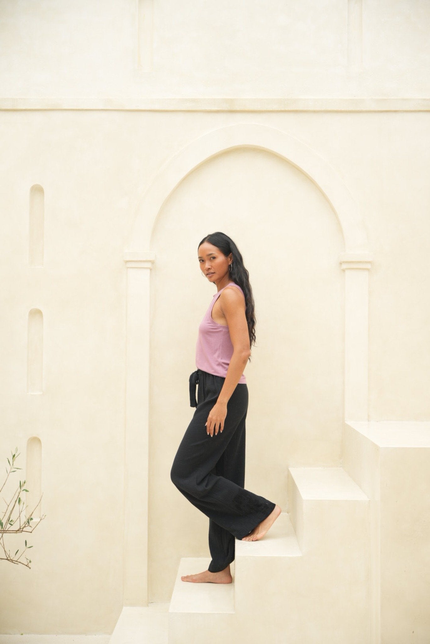 Fließende schwarze Musselin Hose aus Bio-Baumwolle für Meditation und Freizeit