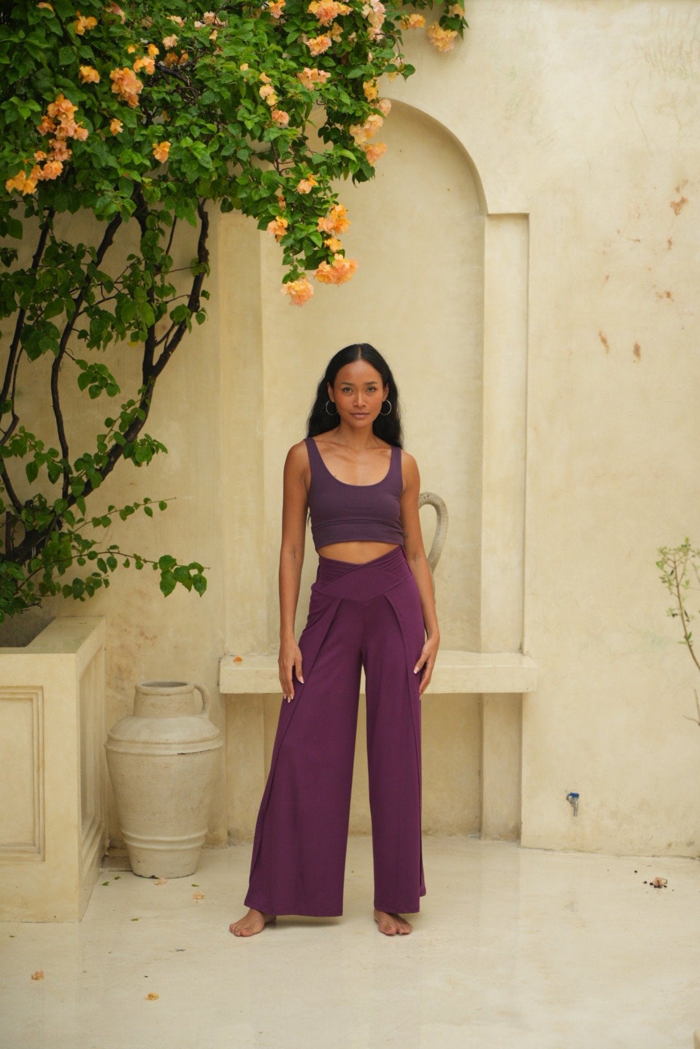 Nachhaltige Yoga Hose Lakshmi berry aus TENCEL Modal mit hohem V Bund