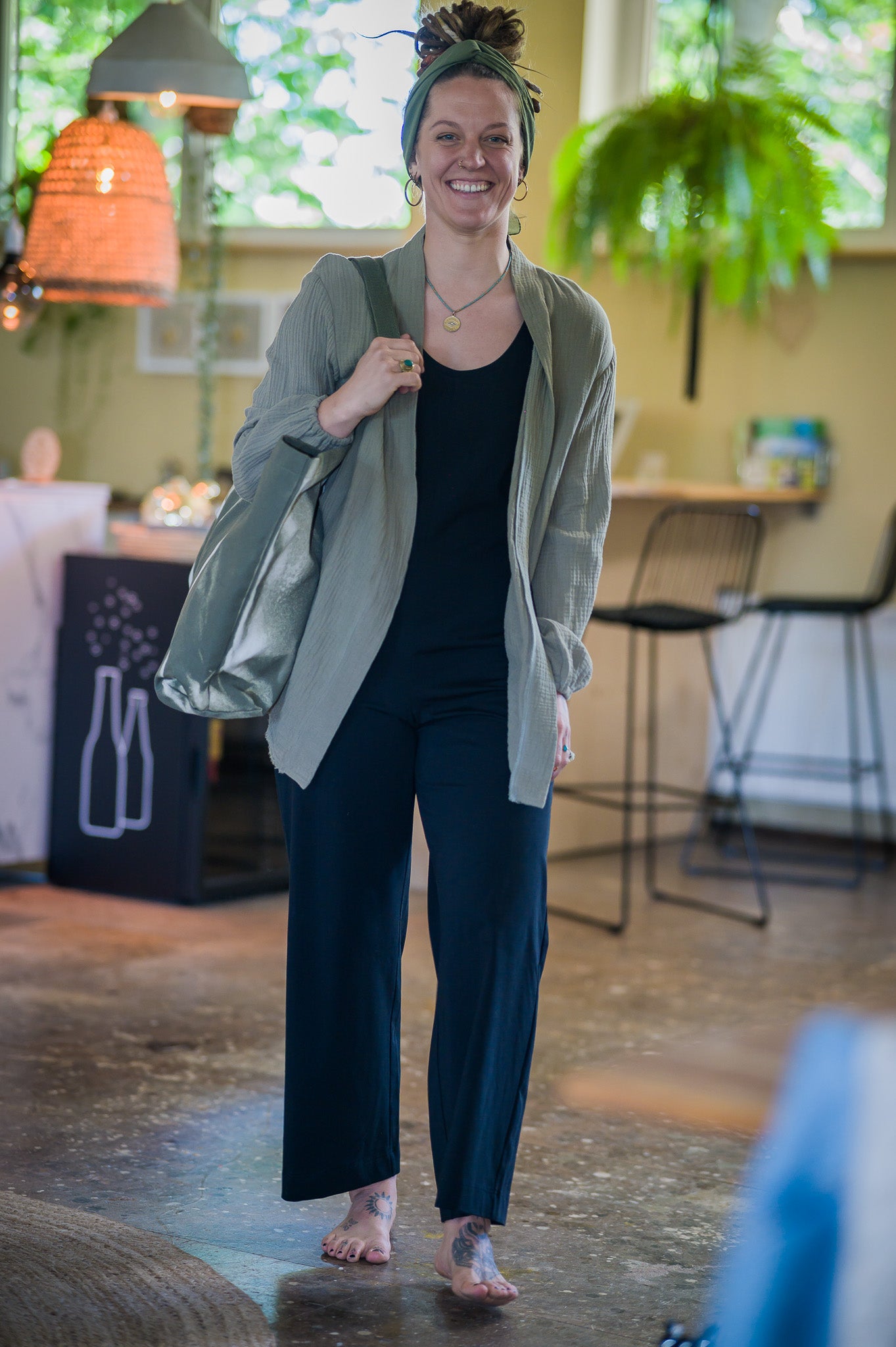 Yoga Maxi Tasche Batik getragen – große Baumwolltasche für Yoga & Alltag