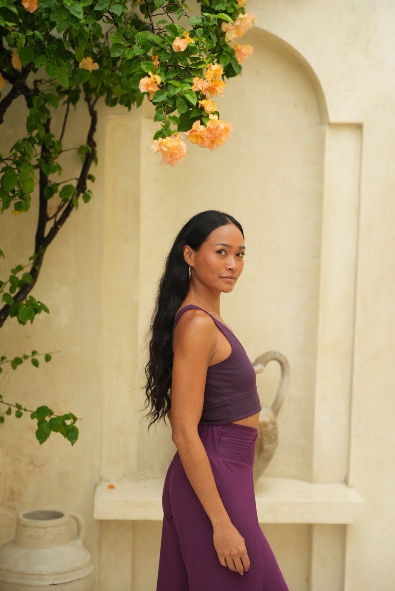 Nachhaltige Yoga Hose Lakshmi berry aus TENCEL Modal mit hohem V Bund