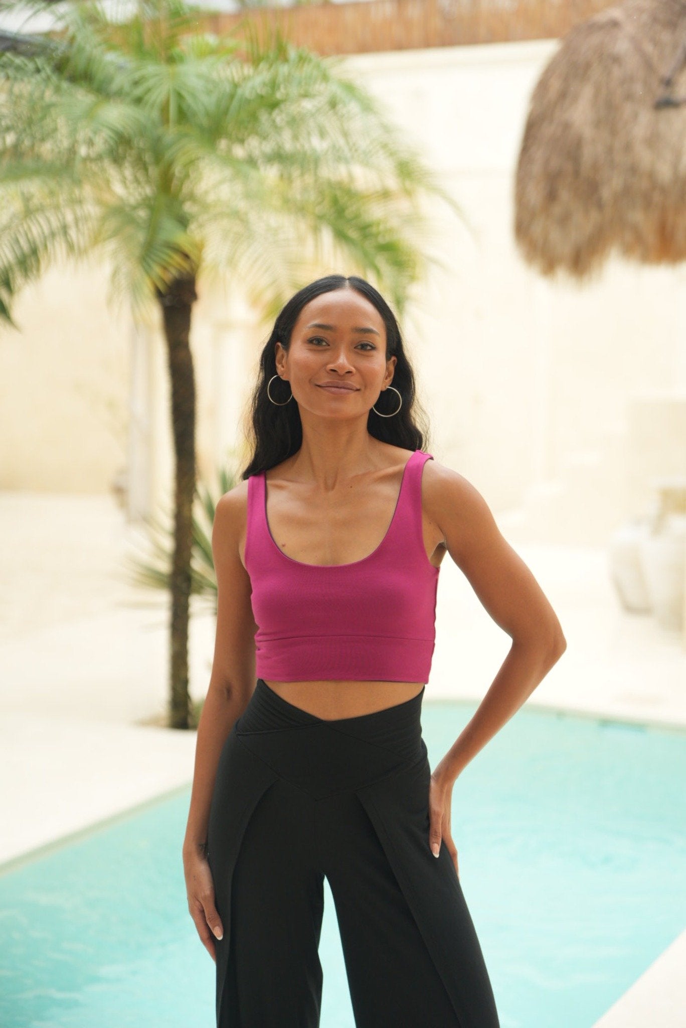 Schwarze nachhaltige Yoga Hose Lakshmi aus TENCEL Modal mit hohem V Bund
