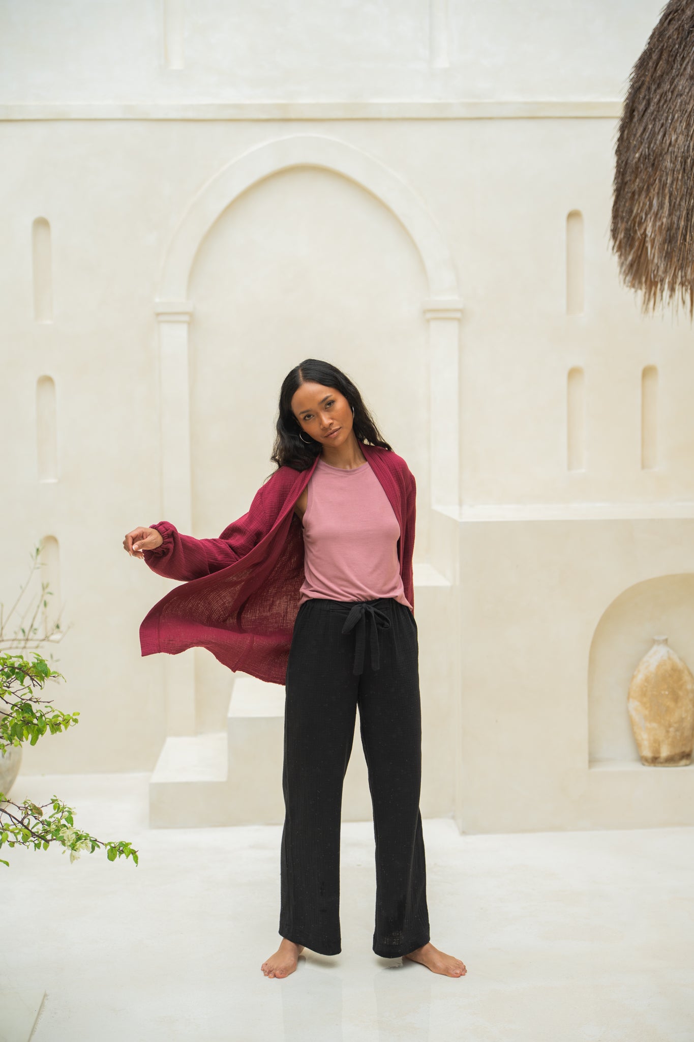 Luftige Bio Baumwoll Kimonobluse in Hibiskus mit fransigem Saum