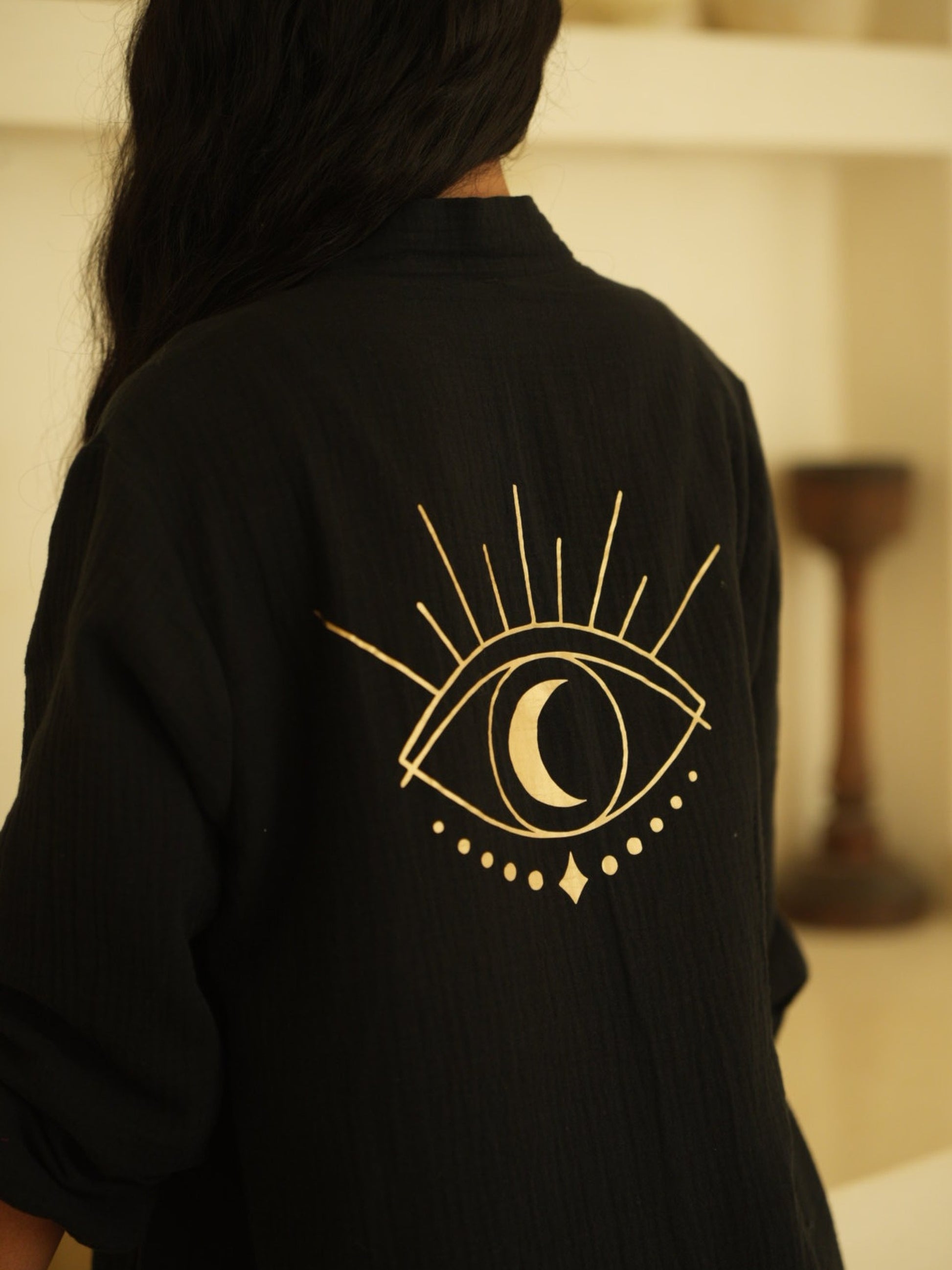 YogiLiebe Musselinbluse Prema Schwarz fransiger Saum Oversize mit goldenem Durck von YogiLiebe