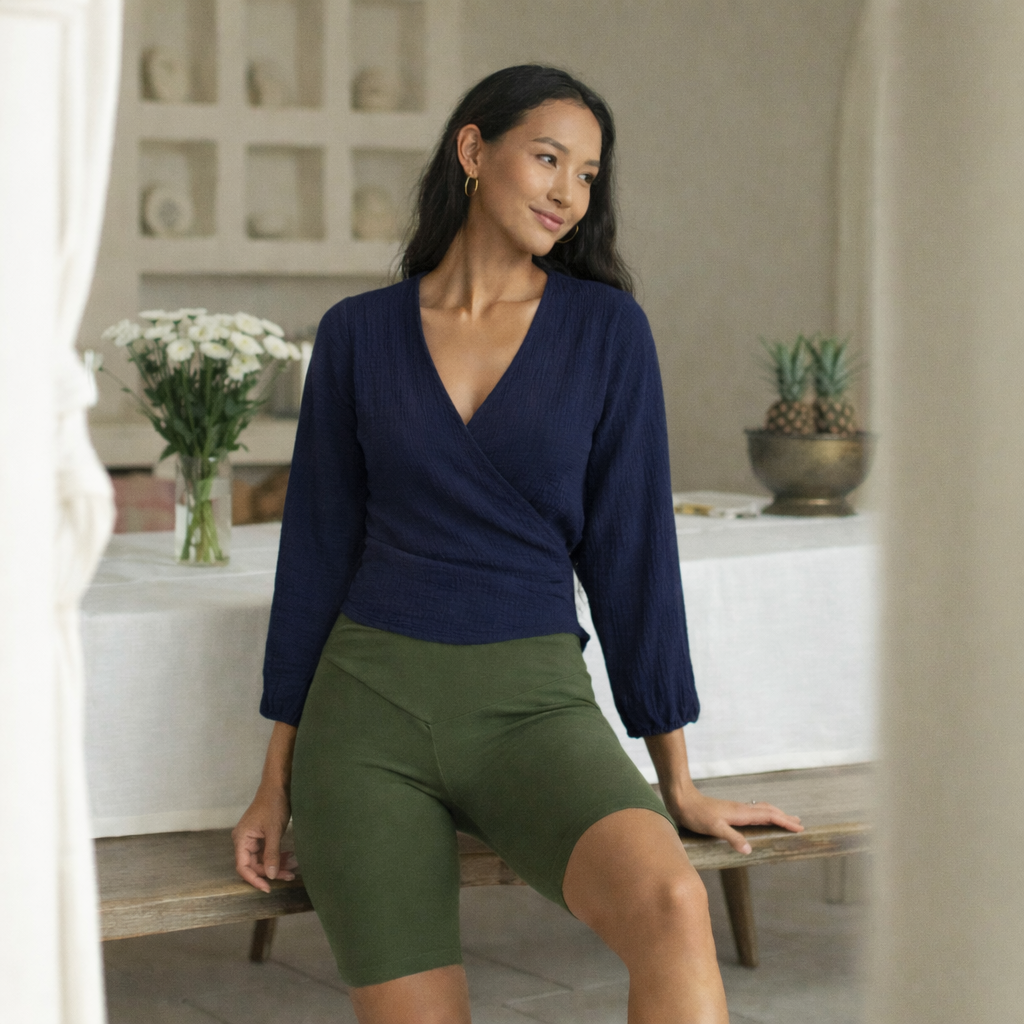 Nachhaltiges Wickelshirt aus Musselin in Denimblau aus Bio-Baumwolle – fair produzierte Damenmode von YogiLiebe