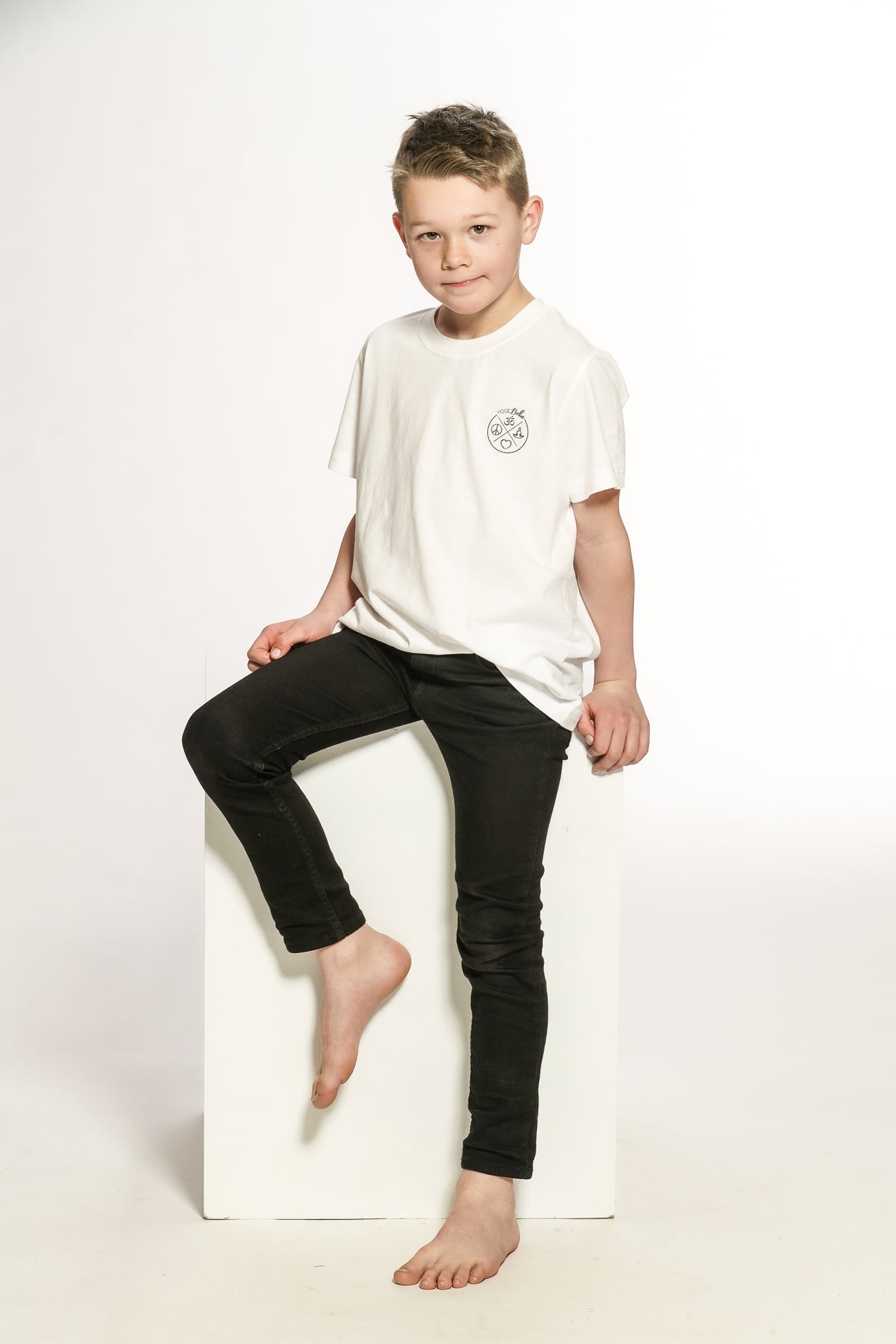 Unisex Shirt für kleine Yogis in Weiß – luftig, bequem & perfekt für Schule oder Freizeit.