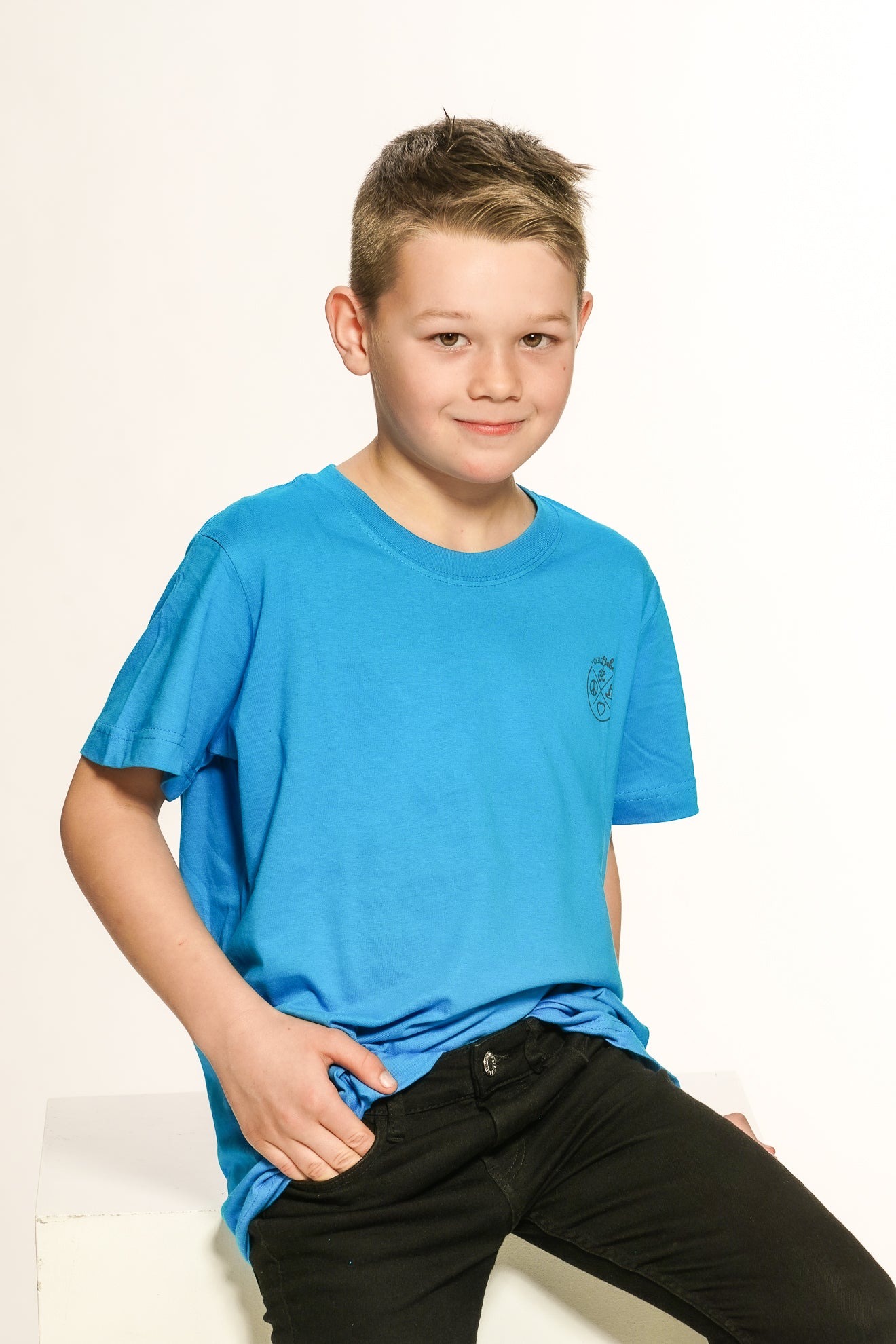 Kinder T-Shirt YogiLiebe in Blau – mit dezentem Herzdruck, fair & schadstofffrei gefertigt.