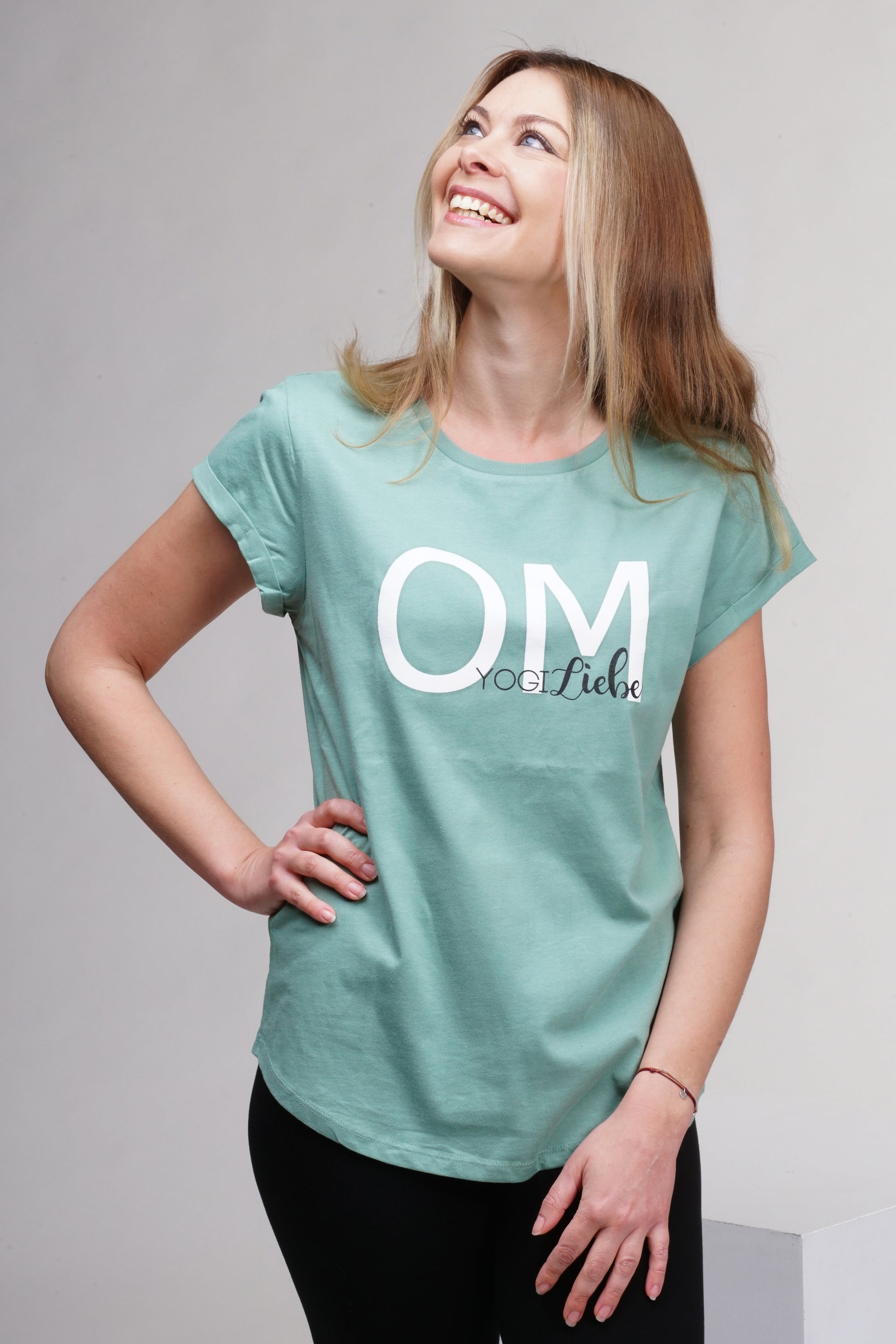 Mint Farbenes T-Shirt mit  OM-Print – dezent auf Herzhöhe für Yoga & Alltag.
