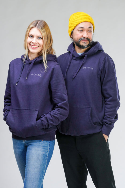 Model trägt den navyblauen Damen Hoodie „Balance“ mit grauem Print auf der linken Brust – weich, fair & ideal für Yoga, Freizeit oder Alltag.