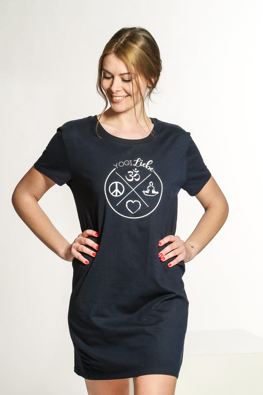Model trägt das gerade geschnittene YogiLiebe Kleid – minimalistisch, luftig & achtsam.