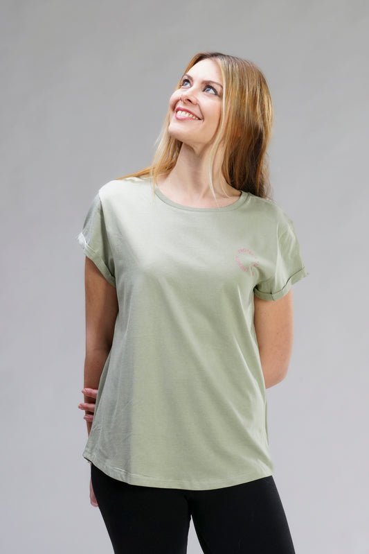 Damen T-Shirt „Protect Your Energy“ in Pistazie Grün– aufgerollte Ärmel, abgerundeter Saum & fair produziert aus Bio-Baumwolle.